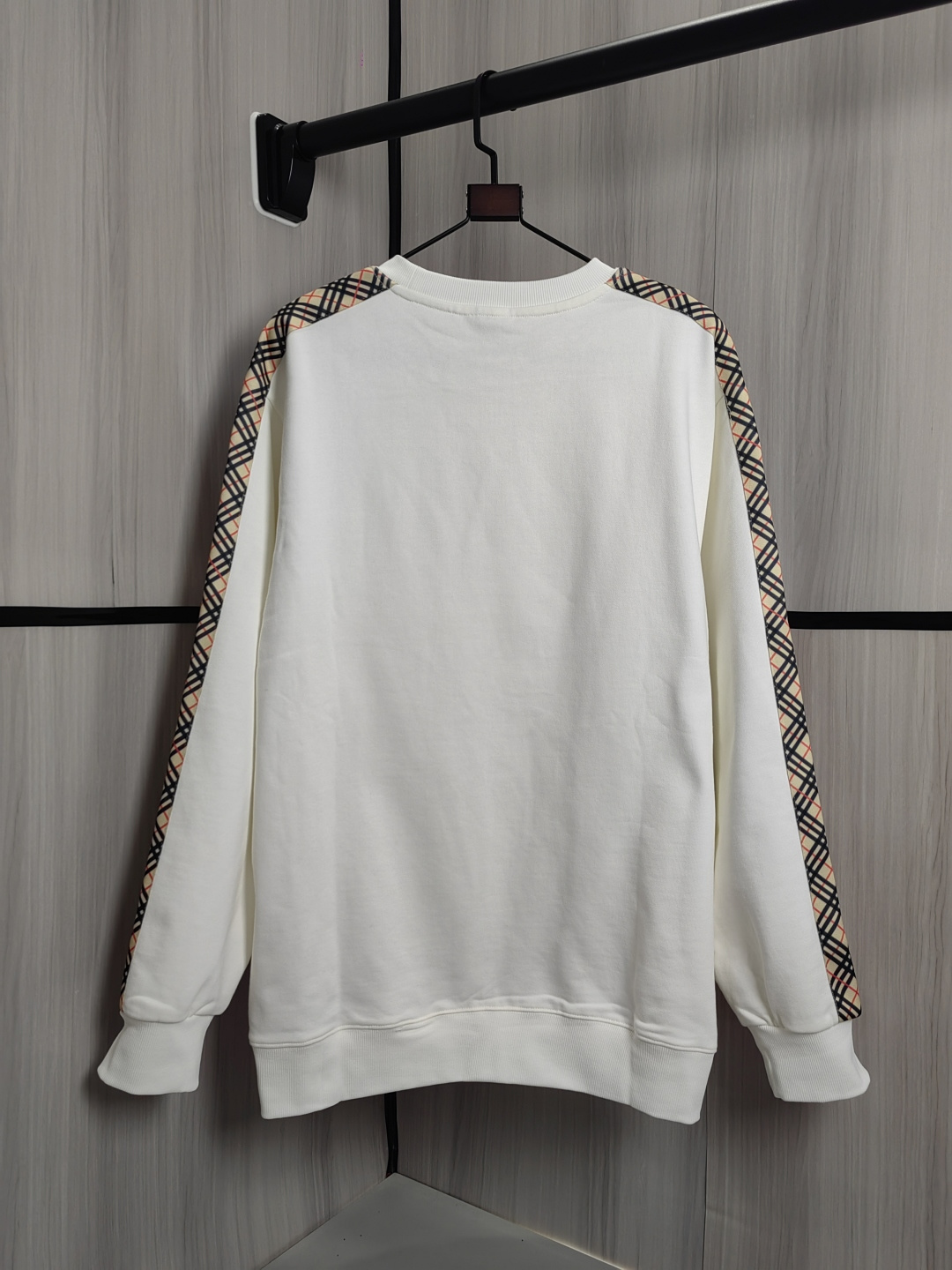 BUEBERRY 丸首スウェットシャツ - 男女兼用・刺繍デザイン