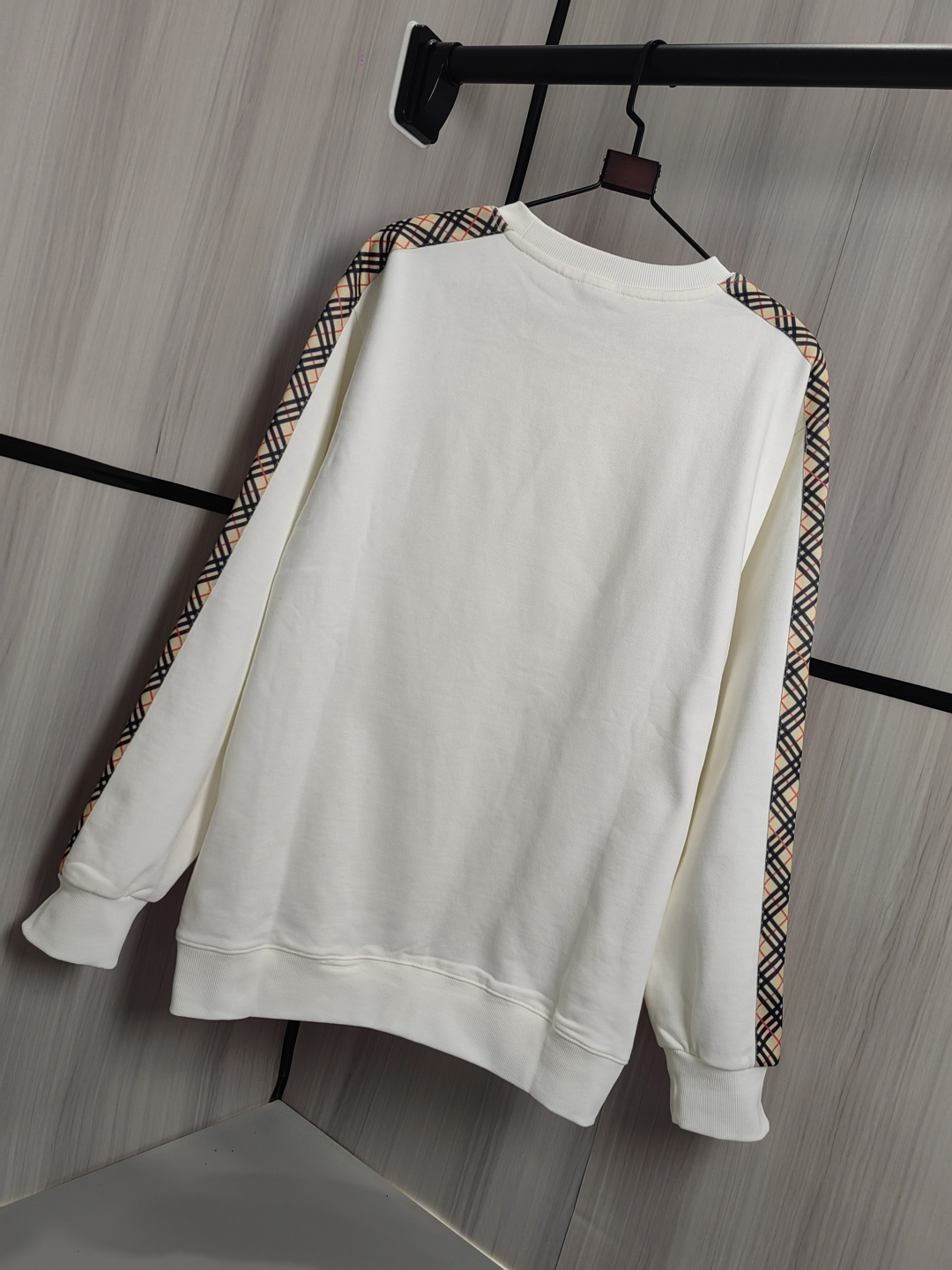 BUEBERRY 丸首スウェットシャツ - 男女兼用・刺繍デザイン