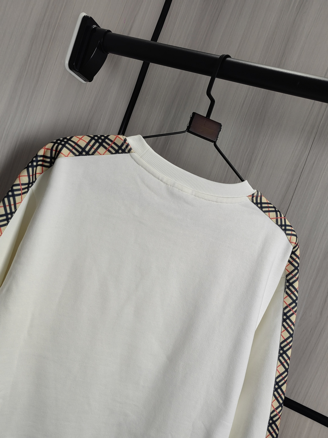 BUEBERRY 丸首スウェットシャツ - 男女兼用・刺繍デザイン