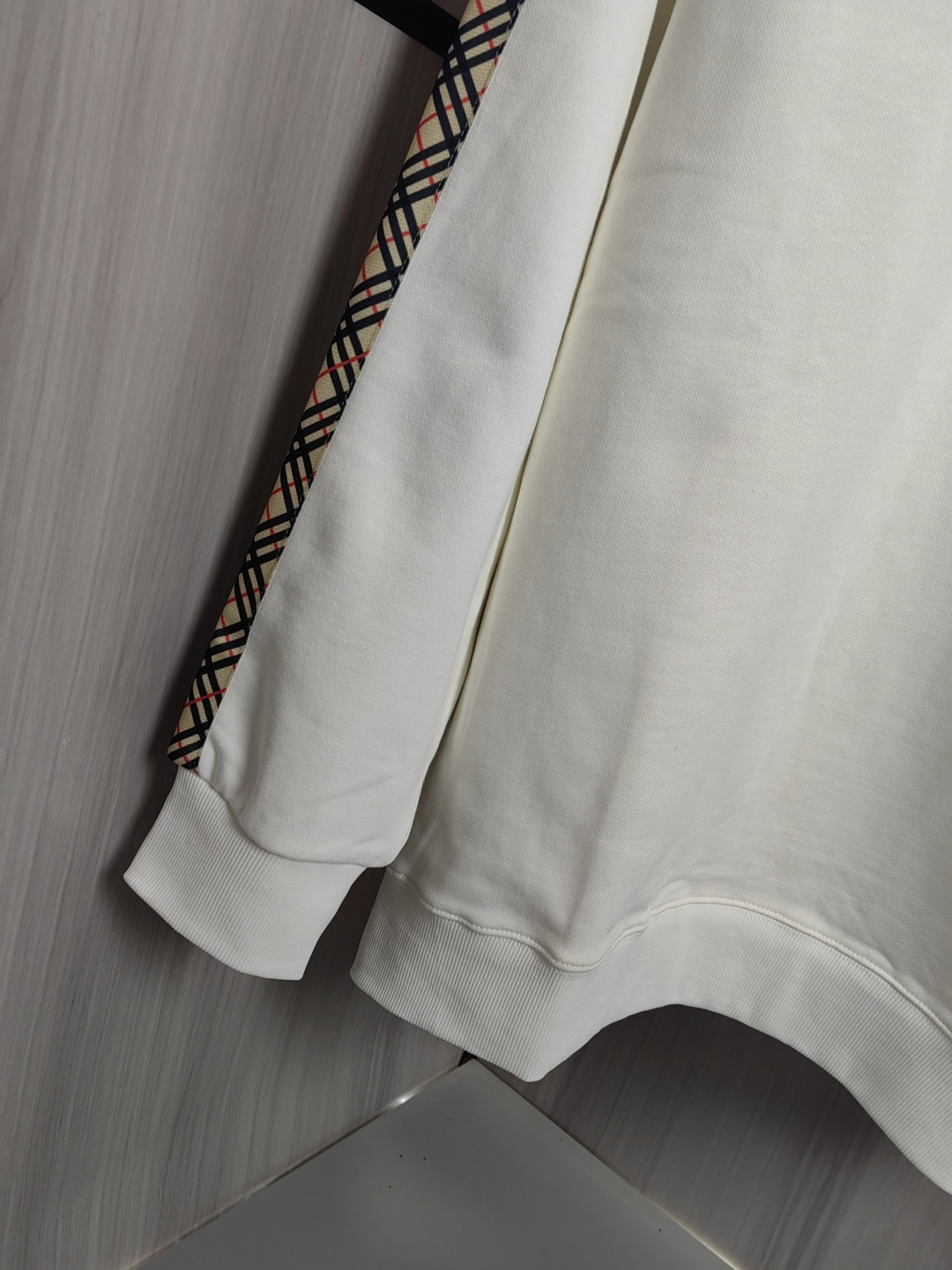 BUEBERRY 丸首スウェットシャツ - 男女兼用・刺繍デザイン