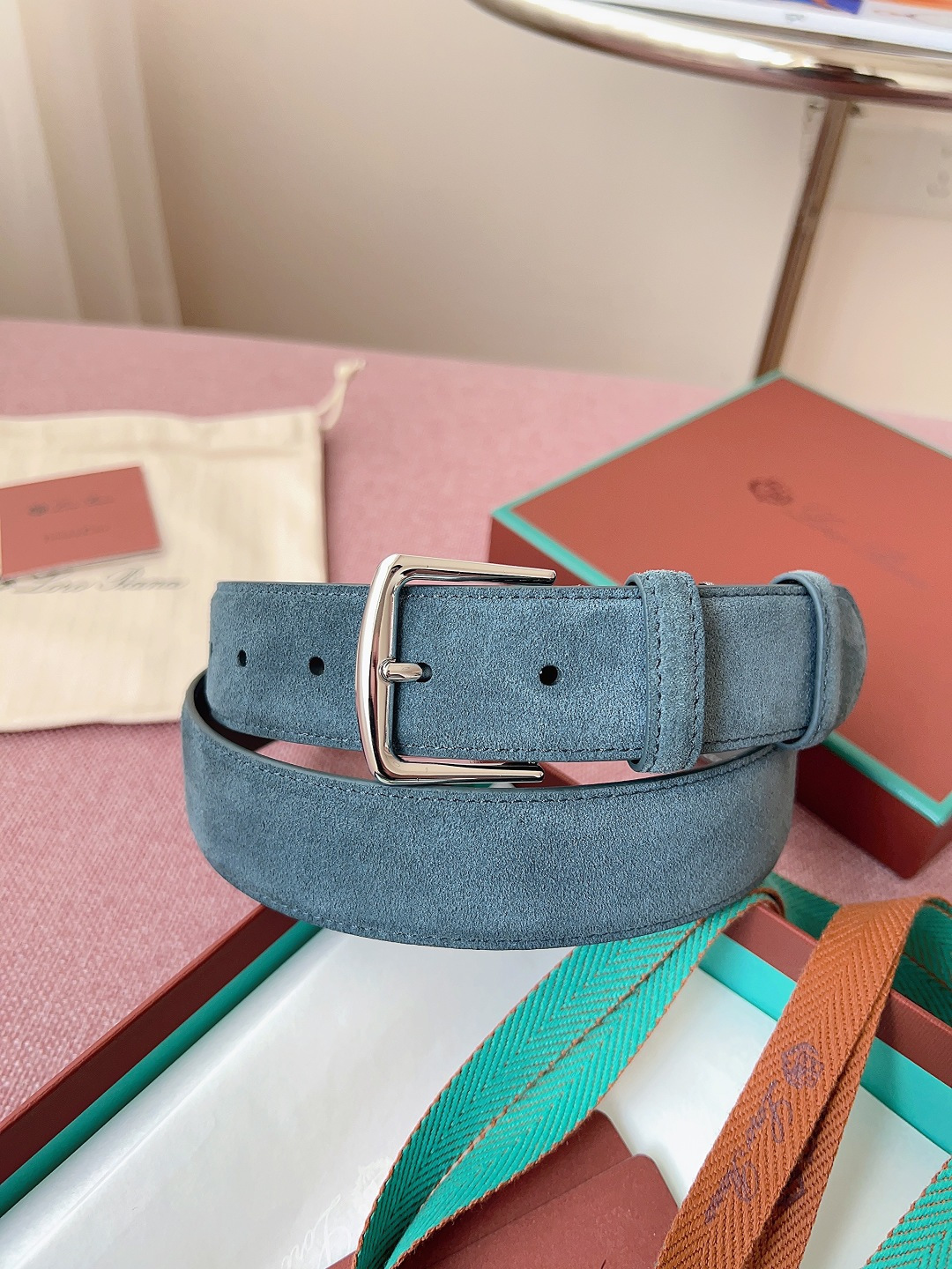Loro Piana 240 《Loro Piana》LP 料，品质毋庸置疑，传递内敛与雅致，休闲 ，宽度3.5CM