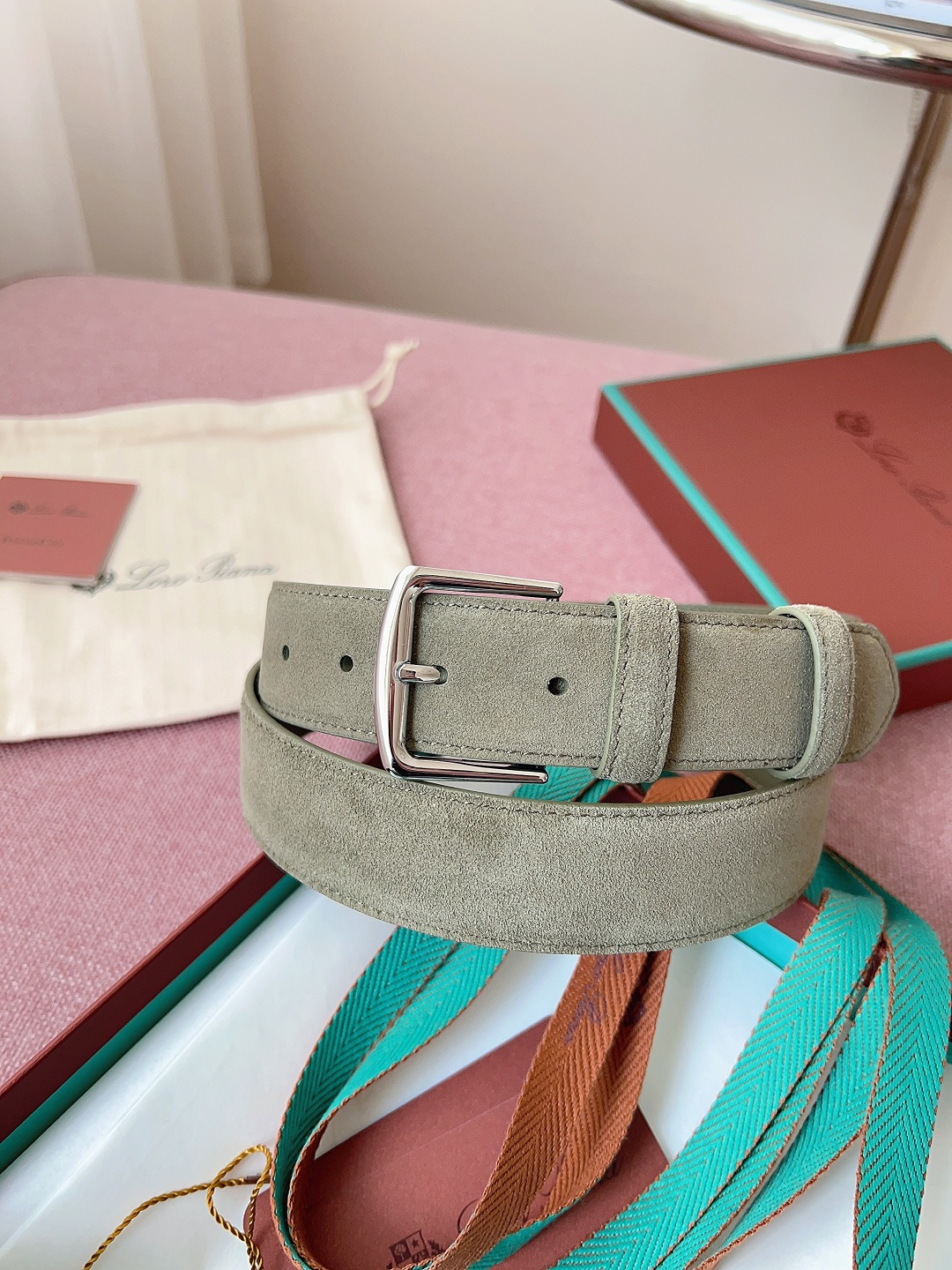 Loro Piana 240 《Loro Piana》LP 料，品质毋庸置疑，传递内敛与雅致，休闲 ，宽度3.5CM