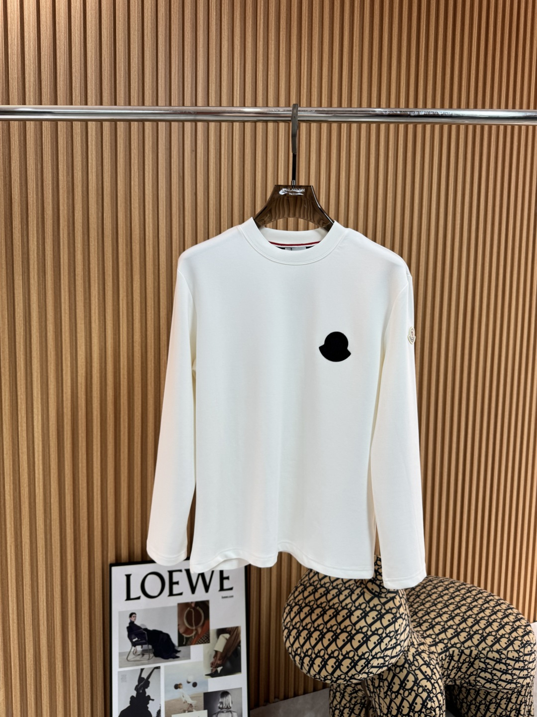 NO:539206,The mask [new product] popular products are recommended. The latest 2025 autumn and winter new models are launched in the counter. The latest autumn and winter base long sleeves are high-end customized. The brand logo is exquisitely embroidered with exquisite craftsmanship, high-end customized imported real Lanjing Modal fabric. It feels soft and comfortable to wear. The counter-level exquisite car line is fine. The upper body effect is invincible and handsome!  A must-have item for handsome men!  Men and women same color black white code m-3xL, Moncler, alexander wang19860909蒙口【新品】爆款推荐 2025秋冬新款首发专柜最新款秋冬打底长袖 高端订制 品牌logo重工刺绣精致工艺,高端定制进口真正兰精莫代尔面料.手感柔软.穿着舒适.专柜级别精致车线.做工精细.上身效果无敌帅气！型男必备单品！男女同款 颜色黑色 白色  码数m-3xL,,Moncler,alexander wang,Men's clothing