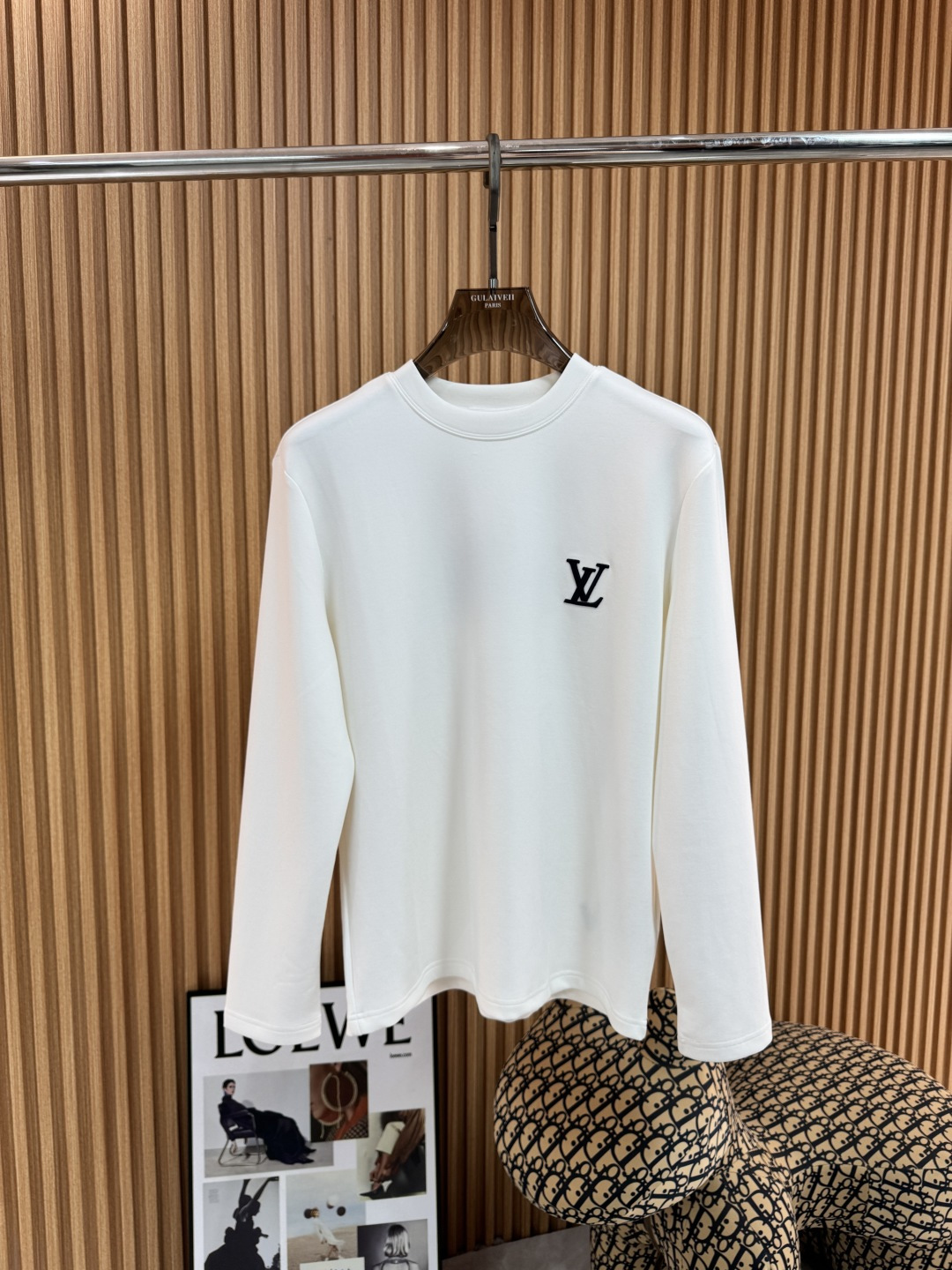 NO:539204,LV Donkey Home [New Product] Recommended popular products. The latest 2025 autumn and winter new models are launched in the counter. The latest autumn and winter base long sleeves are high-end customized. Brand logo is exquisitely embroidered with exquisite craftsmanship, high-end customized imported real Lanjing Modal fabric. It feels soft and comfortable to wear. The counter-level exquisite car line is fine. The upper body effect is invincible and handsome!  A must-have item for handsome men!  Men and women's same color black white code m-3xL,,louis vuitton,louis vuitton,louis vuitton,alexander wang19860909LV驴家【新品】爆款推荐 2025秋冬新款首发专柜最新款秋冬打底长袖 高端订制 品牌logo重工刺绣精致工艺,高端定制进口真正兰精莫代尔面料.手感柔软.穿着舒适.专柜级别精致车线.做工精细.上身效果无敌帅气！型男必备单品！男女同款 颜色黑色 白色  码数m-3xL,,louis vuitton,louis vuitton,louis vuitton,alexander wang,Men's clothing