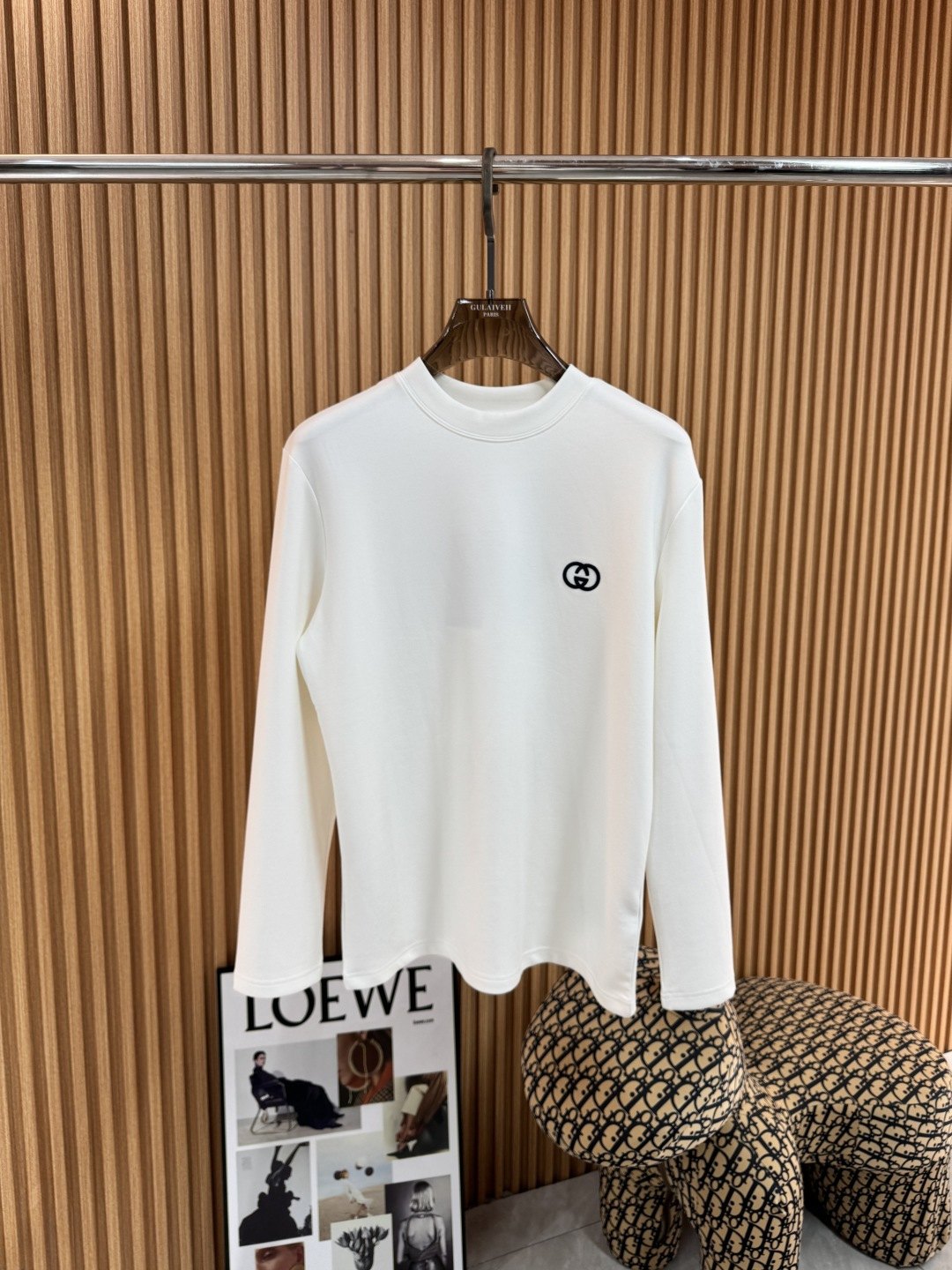 NO:539202,Guqi [New Product] Recommended popular products. The latest 2025 autumn and winter new models are launched in the counter. The latest autumn and winter base long sleeves are high-end customized. Brand logo is exquisitely embroidered with exquisite craftsmanship, high-end customized imported real Lanjing Modal fabric. It feels soft and comfortable to wear. The counter-level exquisite car line is fine. The upper body effect is invincible and handsome!  A must-have item for handsome men!  Men and women same color black white code m-3xL, alexander wang19860909古奇【新品】爆款推荐 2025秋冬新款首发专柜最新款秋冬打底长袖 高端订制 品牌logo重工刺绣精致工艺,高端定制进口真正兰精莫代尔面料.手感柔软.穿着舒适.专柜级别精致车线.做工精细.上身效果无敌帅气！型男必备单品！男女同款 颜色黑色 白色  码数m-3xL,,alexander wang,Men's clothing