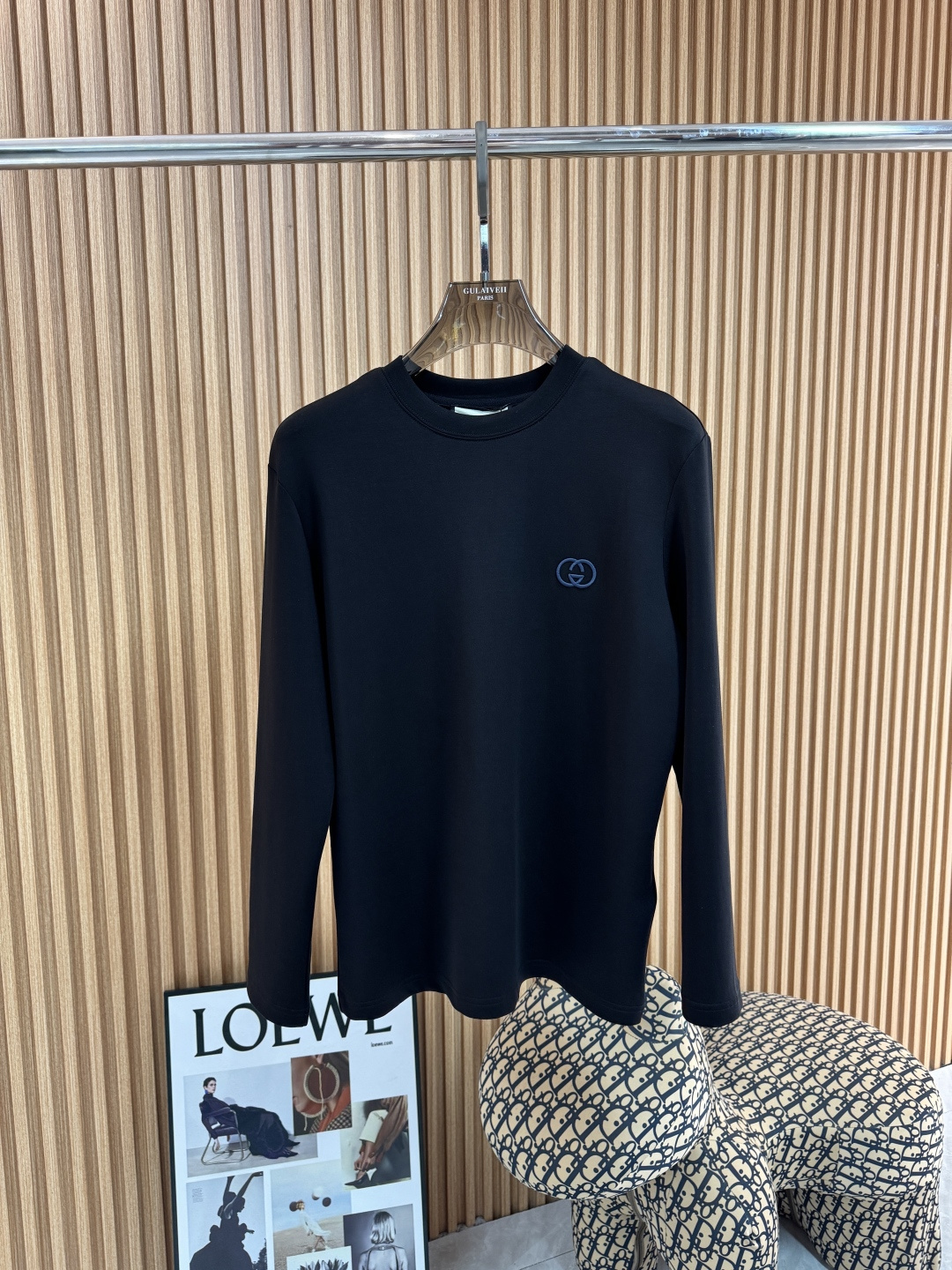 NO:539200,Guqi [New Product] Recommended popular products. The latest 2025 autumn and winter new models are launched in the counter. The latest autumn and winter base long sleeves are high-end customized. Brand logo is exquisitely embroidered with exquisite craftsmanship, high-end customized imported real Lanjing Modal fabric. It feels soft and comfortable to wear. The counter-level exquisite car line is fine. The upper body effect is invincible and handsome!  A must-have item for handsome men!  Men and women same color black white code m-3xL, alexander wang19860909古奇【新品】爆款推荐 2025秋冬新款首发专柜最新款秋冬打底长袖 高端订制 品牌logo重工刺绣精致工艺,高端定制进口真正兰精莫代尔面料.手感柔软.穿着舒适.专柜级别精致车线.做工精细.上身效果无敌帅气！型男必备单品！男女同款 颜色黑色 白色  码数m-3xL,,alexander wang,Men's clothing