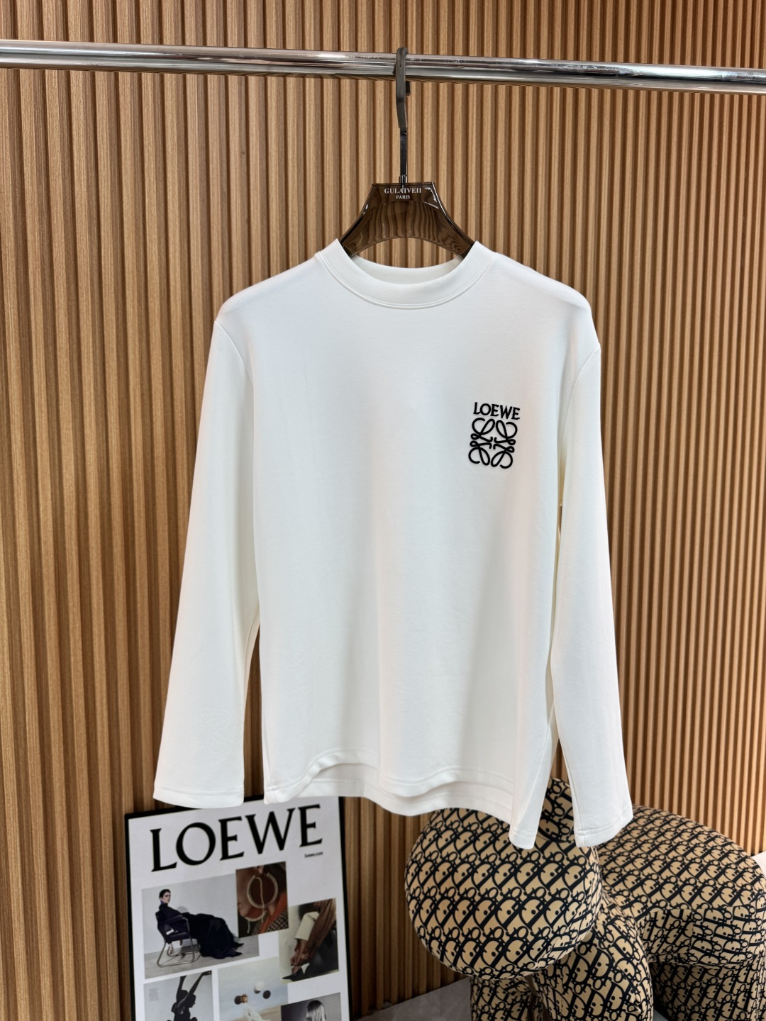 NO:539198,Luo Yiwei [New Product] Recommended popular products. The latest 2025 autumn and winter new models are launched in the counter. The latest autumn and winter base long sleeves are high-end customized. The brand logo is exquisitely embroidered with exquisite craftsmanship, high-end customized imported real Lanjing Modal fabric. It feels soft and comfortable to wear. The counter-level exquisite car line is fine. The upper body effect is invincible and handsome!  A must-have item for handsome men!  Men and women same color black white code m-3xL, loewe, alexander wang19860909罗意威【新品】爆款推荐 2025秋冬新款首发专柜最新款秋冬打底长袖 高端订制 品牌logo重工刺绣精致工艺,高端定制进口真正兰精莫代尔面料.手感柔软.穿着舒适.专柜级别精致车线.做工精细.上身效果无敌帅气！型男必备单品！男女同款 颜色黑色 白色  码数m-3xL,,loewe,alexander wang,Men's clothing
