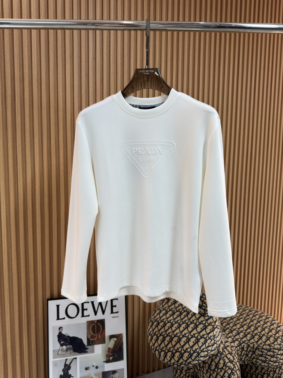 NO:539196,Prada [New Product] Recommended popular products. The latest 2025 autumn and winter new models are launched in the counter. The latest autumn and winter base long sleeves are high-end customized. The brand logo is exquisitely embroidered with exquisite craftsmanship, high-end customized imported real Lanjing Modal fabric. It feels soft and comfortable to wear. The counter-level exquisite car line is fine. The upper body effect is invincible and handsome!  A must-have item for handsome men!  Men and women same color black white code m-3xL, prada, alexander wang19860909普拉达【新品】爆款推荐 2025秋冬新款首发专柜最新款秋冬打底长袖 高端订制 品牌logo重工刺绣精致工艺,高端定制进口真正兰精莫代尔面料.手感柔软.穿着舒适.专柜级别精致车线.做工精细.上身效果无敌帅气！型男必备单品！男女同款 颜色黑色 白色  码数m-3xL,,prada,alexander wang,Men's clothing