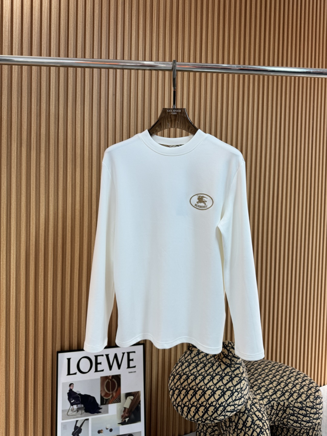 NO:539213,BBR Burberry [New Product] Recommended popular products. The latest 2025 autumn and winter new models are launched in the counter. The latest autumn and winter base long sleeves are high-end customized. The brand logo is exquisitely embroidered with exquisite craftsmanship, high-end customized imported real Lanjing Modal fabric. It feels soft and comfortable to wear. The counter-level exquisite car line is fine. The upper body effect is invincible and handsome!  A must-have item for handsome men!  Men and women same color black white code m-3xL, burberry, alexander wang19860909BBR巴宝莉【新品】爆款推荐 2025秋冬新款首发专柜最新款秋冬打底长袖 高端订制 品牌logo重工刺绣精致工艺,高端定制进口真正兰精莫代尔面料.手感柔软.穿着舒适.专柜级别精致车线.做工精细.上身效果无敌帅气！型男必备单品！男女同款 颜色黑色 白色  码数m-3xL,,burberry,alexander wang,Men's clothing