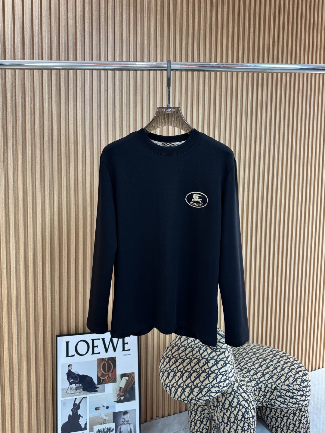 NO:539211,BBR Burberry [New Product] Recommended popular products. The latest 2025 autumn and winter new models are launched in the counter. The latest autumn and winter base long sleeves are high-end customized. The brand logo is exquisitely embroidered with exquisite craftsmanship, high-end customized imported real Lanjing Modal fabric. It feels soft and comfortable to wear. The counter-level exquisite car line is fine. The upper body effect is invincible and handsome!  A must-have item for handsome men!  Men and women same color black white code m-3xL, burberry, alexander wang19860909BBR巴宝莉【新品】爆款推荐 2025秋冬新款首发专柜最新款秋冬打底长袖 高端订制 品牌logo重工刺绣精致工艺,高端定制进口真正兰精莫代尔面料.手感柔软.穿着舒适.专柜级别精致车线.做工精细.上身效果无敌帅气！型男必备单品！男女同款 颜色黑色 白色  码数m-3xL,,burberry,alexander wang,Men's clothing