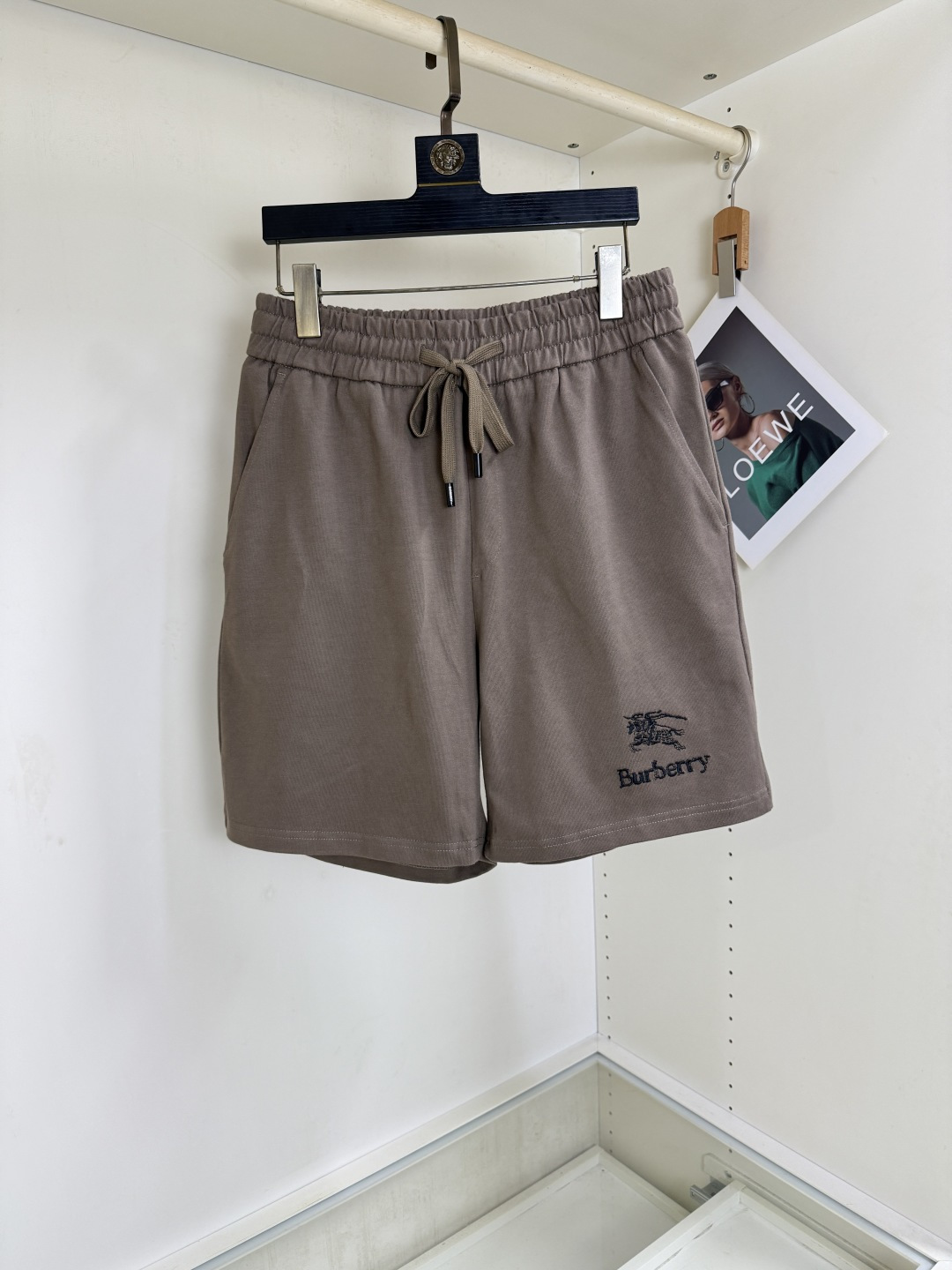 NO:775557,Burberry's high-end embroidery 1846 spring and summer new elastic band casual shorts, hemmed inside, original order, custom-made heavyweight high-quality Xinjiang cotton fabric, high breathability and comfort, impeccable details, brand design concept, reflecting high quality. It feels delicate and soft!  It presents a casual cut and the upper body shape is awesome!  The size is S-XXL and the maximum weight can be worn. (please state your height and weight when placing an order), burberry, shorts,19860909巴宝莉高级刺绣1846春夏新款松紧带休闲短裤,内里包边,原单定制克重磅优质新疆棉面料 透气舒适度高,细节无可挑剔,品牌设计理念,体现高品质.手感细腻柔软！呈现休闲裁剪,上身版型超赞！码数S-XXL 最大可穿斤.（下单报身高体重）,,burberry,shorts,,Men's clothing