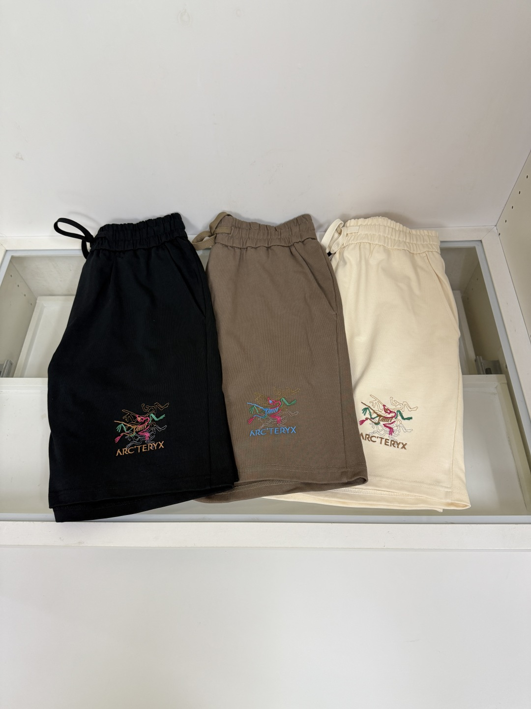 NO:775528,Arc'teryx Advanced Embroidery 1846 Spring and Summer New Style Casual Shorts with Elastic Bands, Hemmed Inside, Original Order Made of Heavyweight High-Quality Xinjiang Cotton Fabric, Highly Breathable and Comfortable, Impeccable Details, Brand Design Concept, Reflecting High Quality. Delicate and Soft Feel!  It presents a casual cut and the upper body shape is awesome!  The size is S-XXL and the maximum weight can be worn. (please state your height and weight when placing an order), arc'teryx, shorts,19860909始祖鸟高级刺绣1846春夏新款松紧带休闲短裤,内里包边,原单定制克重磅优质新疆棉面料 透气舒适度高,细节无可挑剔,品牌设计理念,体现高品质.手感细腻柔软！呈现休闲裁剪,上身版型超赞！码数S-XXL 最大可穿斤.（下单报身高体重）,arc'teryx,shorts,,Men's clothing