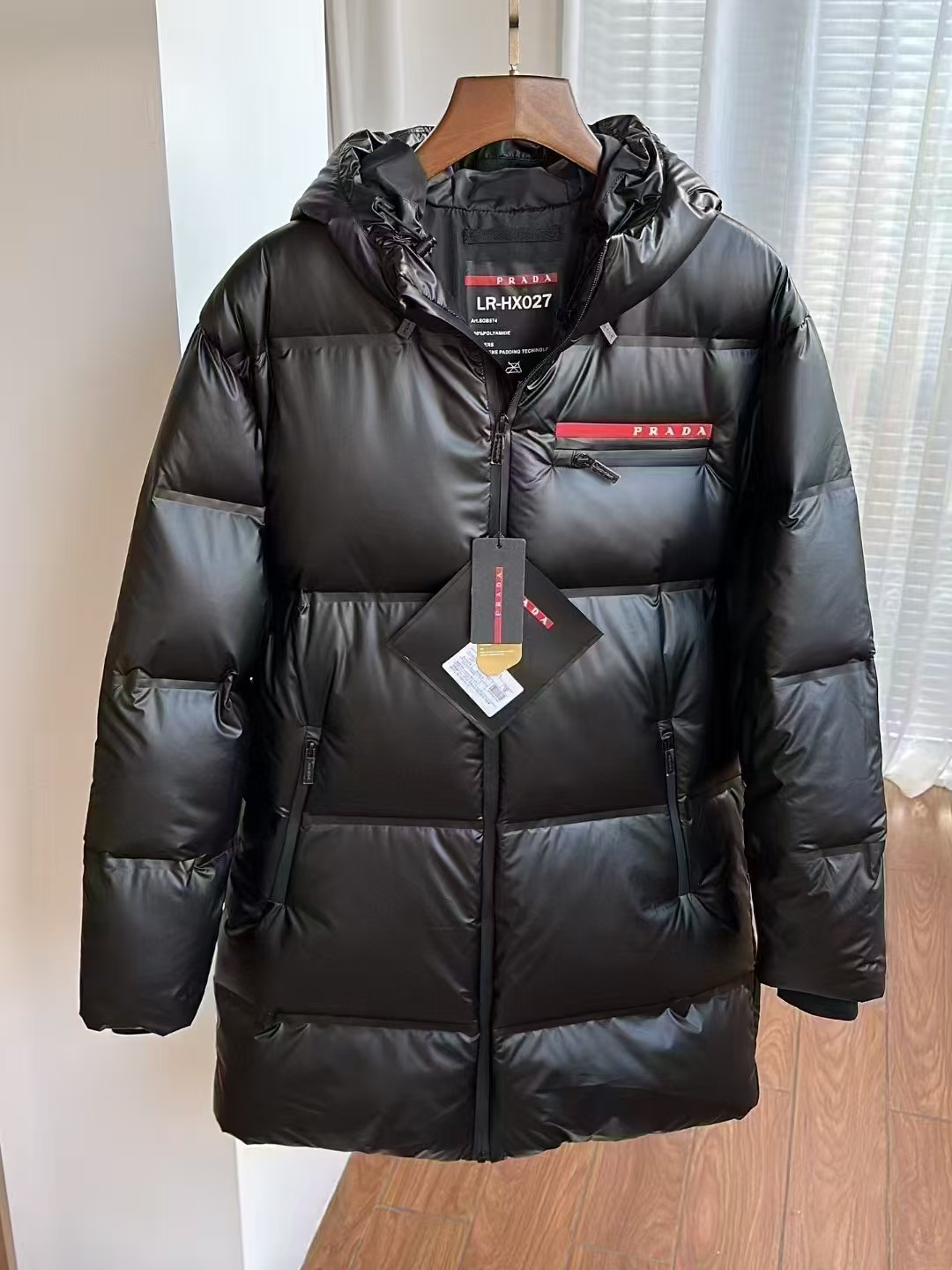 NO:566679,Prada hardware accessories open mold 90 white goose down 10 feathers, fashionable and casual, loose and versatile, same style for men and women, black/M~3XL,,prada,alexander wang19860909普拉达五金配件开模90白鹅绒10羽毛 时尚休闲 宽松百搭 男女同款 黑色/M~3XL,,prada,alexander wang,Men's clothing