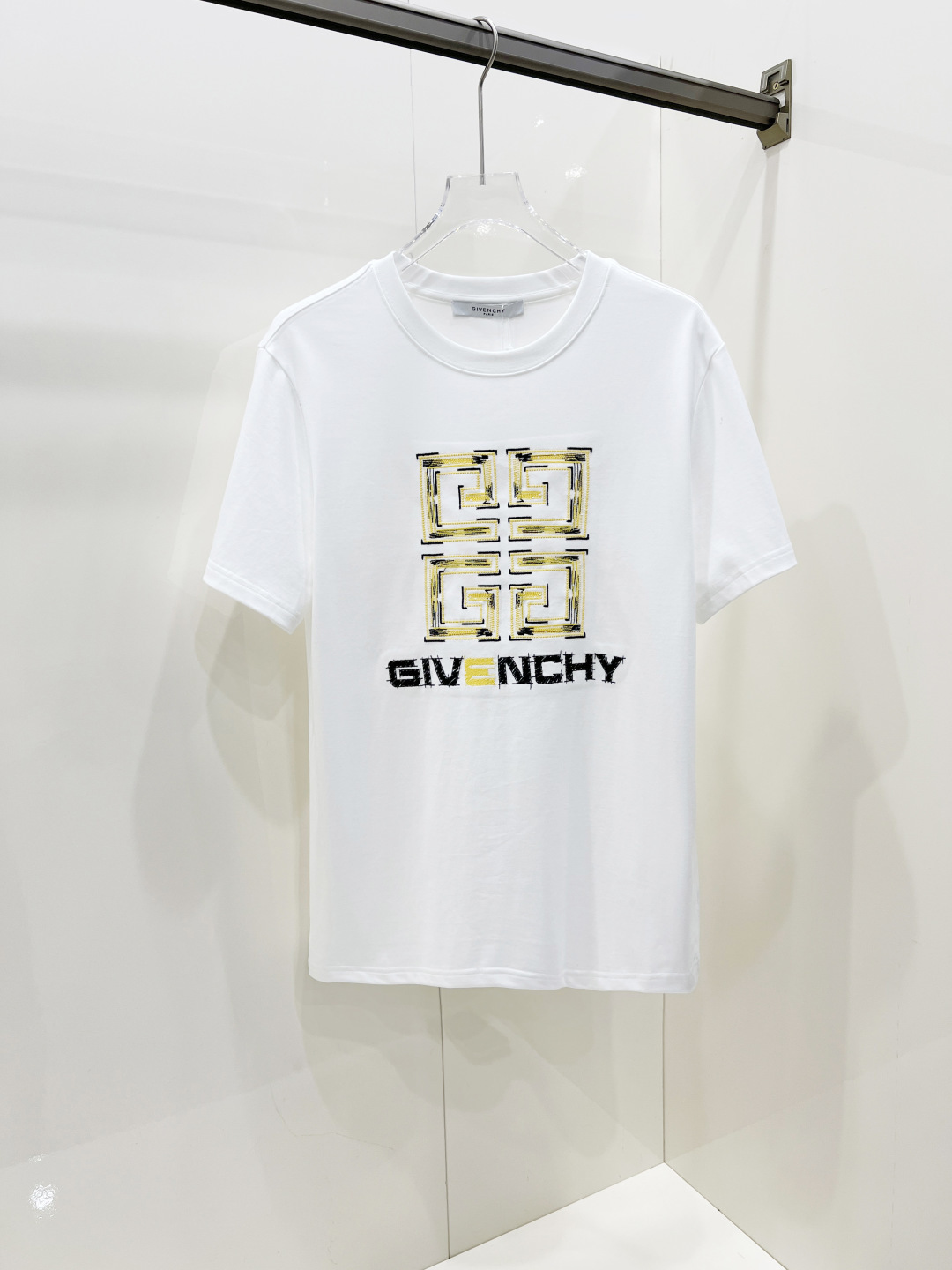 NO:457960,Givenchy 2025 spring and summer new short-sleeved T-shirt for men and women, the latest model is exclusively available on the entire network!  !  ~ It is classic and fashionable and versatile, who doesn’t like it? It will show the classic again. It is very pleasing to the eye and comes with a low luxury halo and recognition!  The traditional brand concept and modern advanced technology are perfectly combined. Coupled with the extremely modern and modern minimalist design, exclusive logo pattern design!  Customized 100% imported pure cotton fabric!  The texture of this model is quite touching, the specifications and grades are known with tentacles. The degree of delicateness and breathability are top-notch!  Size S-2XL, given, given, given, given, T-shirt,tees,t-shirt,alexander wang19860909Givenchy 纪梵希 2025春夏新款男女同款短袖T恤,最新款全网独家首上！！~既经典有时尚百搭,谁不爱啊,将经典再次展现,非常的耐看,自带低奢光环与辨识度！传统的品牌理念和现代化的先进技术进行了完美结合.加上极其现代摩登风范的简约设计,专属logo图案设计！定制百分百进口纯棉面料！此款的质感相当感人 触手便知规格档次 细腻程度与透气效果堪称顶级！ 尺码S-2XL,,givenchy,givenchy,T-shirt,tees，t-shirt,alexander wang,Men's clothing