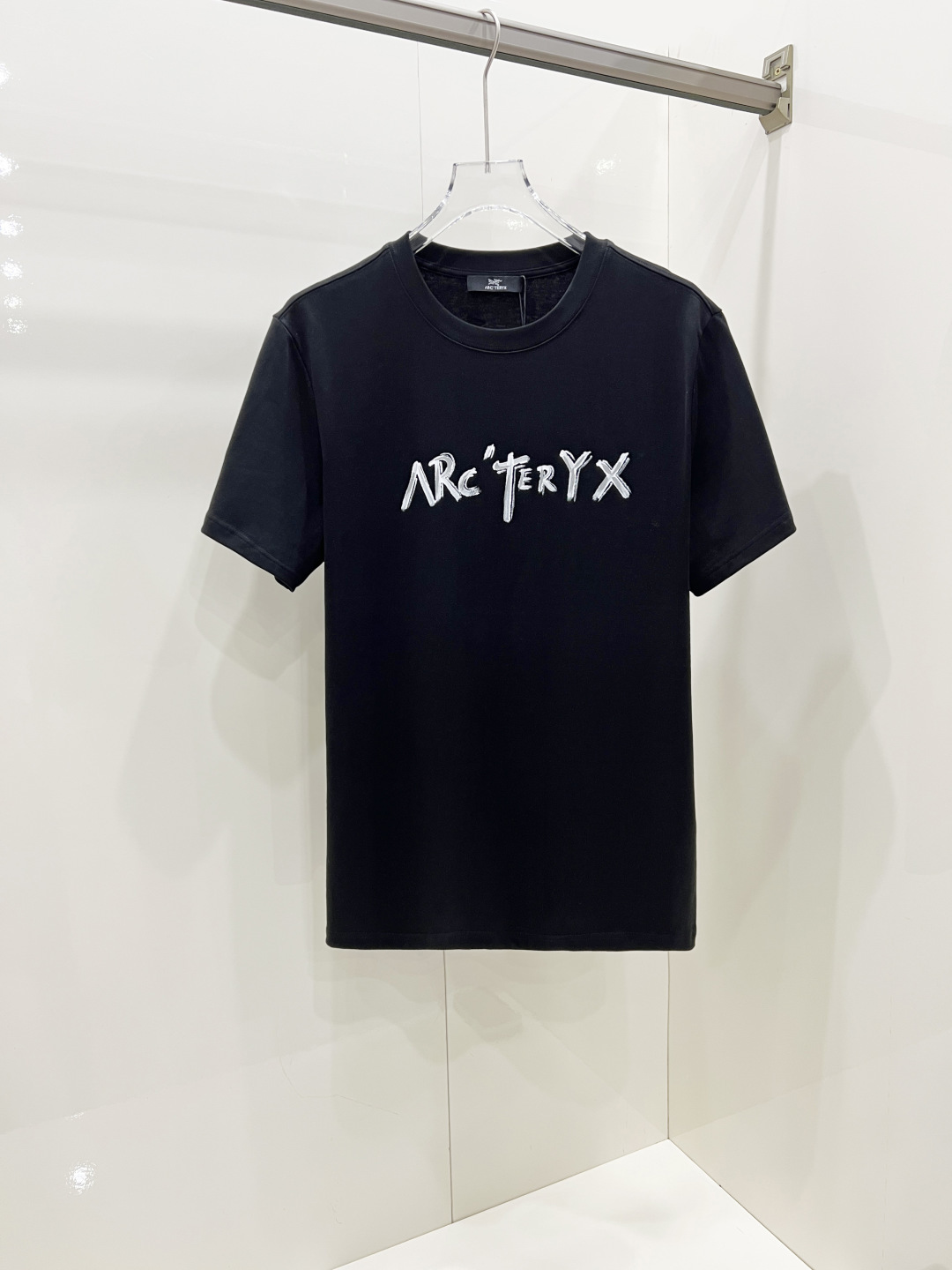 NO:457966,Arc'teryx 2025 spring and summer new short-sleeved T-shirt for men and women, the latest model is exclusively available on the entire network!  !  ~ It is classic and fashionable and versatile, who doesn’t like it? It will show the classic again. It is very pleasing to the eye and comes with a low luxury halo and recognition!  The traditional brand concept and modern advanced technology are perfectly combined. Coupled with the extremely modern and modern minimalist design, exclusive logo pattern design!  Customized 100% imported pure cotton fabric!  The texture of this model is quite touching, the specifications and grades are known with tentacles. The degree of delicateness and breathability are top-notch!  Size S-2XL, arc'teryx, T-shirt,tees, t-shirt,alexander wang19860909Arc'teryx 始祖鸟 2025春夏新款男女同款短袖T恤,最新款全网独家首上！！~既经典有时尚百搭,谁不爱啊,将经典再次展现,非常的耐看,自带低奢光环与辨识度！传统的品牌理念和现代化的先进技术进行了完美结合.加上极其现代摩登风范的简约设计,专属logo图案设计！定制百分百进口纯棉面料！此款的质感相当感人 触手便知规格档次 细腻程度与透气效果堪称顶级！ 尺码S-2XL,arc'teryx,T-shirt,tees，t-shirt,alexander wang,Men's clothing