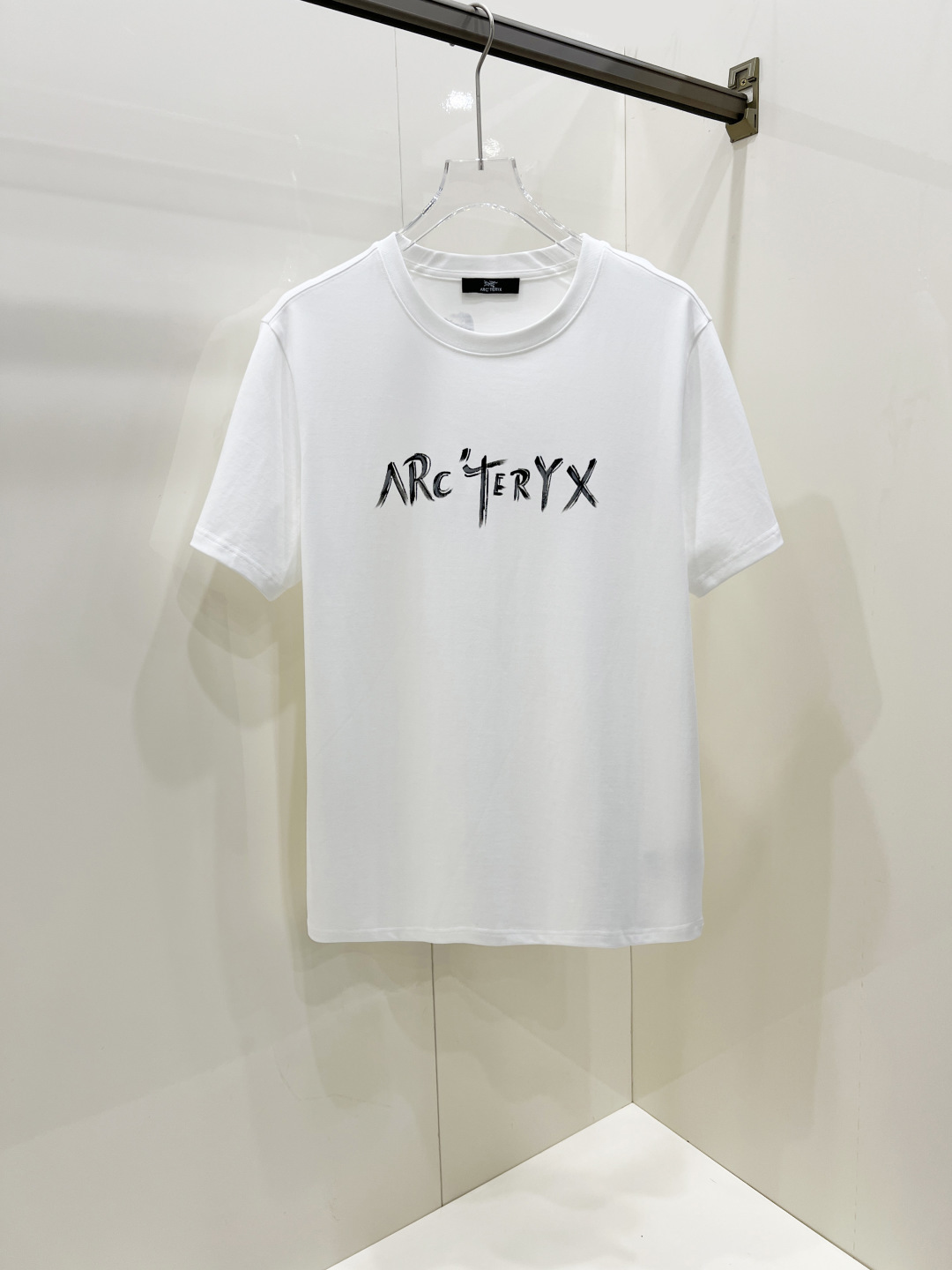 NO:457972,Arc'teryx 2025 spring and summer new short-sleeved T-shirt for men and women, the latest model is exclusively available on the entire network!  !  ~ It is classic and fashionable and versatile, who doesn’t like it? It will show the classic again. It is very pleasing to the eye and comes with a low luxury halo and recognition!  The traditional brand concept and modern advanced technology are perfectly combined. Coupled with the extremely modern and modern minimalist design, exclusive logo pattern design!  Customized 100% imported pure cotton fabric!  The texture of this model is quite touching, the specifications and grades are known with tentacles. The degree of delicateness and breathability are top-notch!  Size S-2XL, arc'teryx, T-shirt,tees, t-shirt,alexander wang19860909Arc'teryx 始祖鸟 2025春夏新款男女同款短袖T恤,最新款全网独家首上！！~既经典有时尚百搭,谁不爱啊,将经典再次展现,非常的耐看,自带低奢光环与辨识度！传统的品牌理念和现代化的先进技术进行了完美结合.加上极其现代摩登风范的简约设计,专属logo图案设计！定制百分百进口纯棉面料！此款的质感相当感人 触手便知规格档次 细腻程度与透气效果堪称顶级！ 尺码S-2XL,arc'teryx,T-shirt,tees，t-shirt,alexander wang,Men's clothing