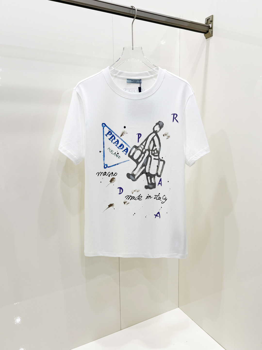 NO:457978,Prada 2025 spring and summer new short-sleeved T-shirt for men and women, the latest model is exclusively available on the entire network!  !  ~ It is classic and fashionable and versatile, who doesn’t like it? It will show the classic again. It is very pleasing to the eye and comes with a low luxury halo and recognition!  The traditional brand concept and modern advanced technology are perfectly combined. Coupled with the extremely modern and modern minimalist design, exclusive logo pattern design!  Customized 100% imported pure cotton fabric!  The texture of this model is quite touching, the specifications and grades are known with tentacles. The degree of delicateness and breathability are top-notch!  Size S-2XL, prada, prada, T-shirt,tees, t-shirt,alexander wang19860909Prada 普拉达 2025春夏新款男女同款短袖T恤,最新款全网独家首上！！~既经典有时尚百搭,谁不爱啊,将经典再次展现,非常的耐看,自带低奢光环与辨识度！传统的品牌理念和现代化的先进技术进行了完美结合.加上极其现代摩登风范的简约设计,专属logo图案设计！定制百分百进口纯棉面料！此款的质感相当感人 触手便知规格档次 细腻程度与透气效果堪称顶级！ 尺码S-2XL,,prada,prada,T-shirt,tees，t-shirt,alexander wang,Men's clothing