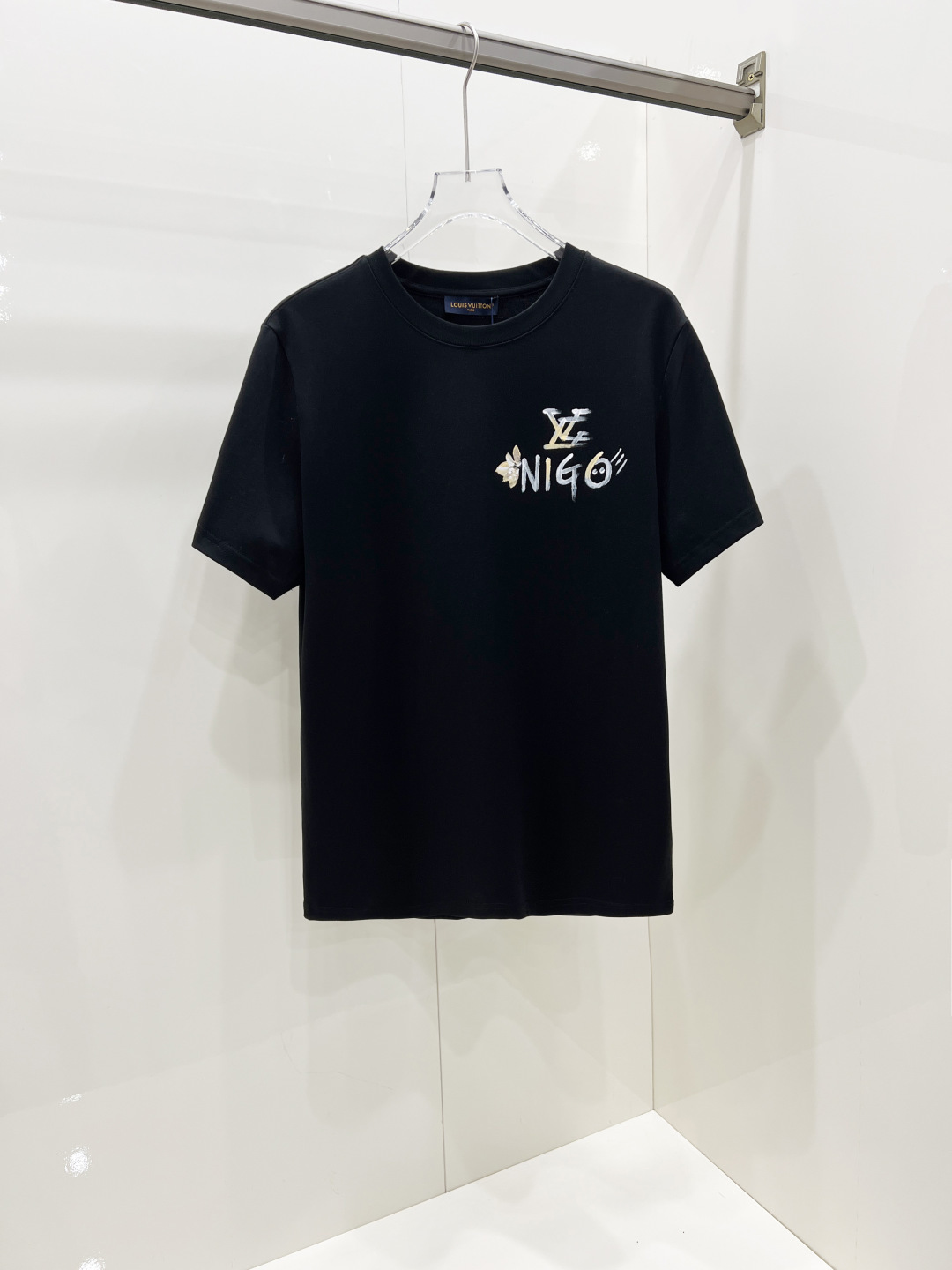 NO:457984,LV Louis Vuitton 2025 spring and summer new short-sleeved T-shirt for men and women, the latest model is exclusively available on the entire network!  !  ~ It is classic and fashionable and versatile, who doesn’t like it? It will show the classic again. It is very pleasing to the eye and comes with a low luxury halo and recognition!  The traditional brand concept and modern advanced technology are perfectly combined. Coupled with the extremely modern and modern minimalist design, exclusive logo pattern design!  Customized 100% imported pure cotton fabric!  The texture of this model is quite touching, the specifications and grades are known with tentacles. The degree of delicateness and breathability are top-notch!  Size S-2XL, louis vuitton,louis vuitton,t-shirt,tees,t-shirt,alexander wang19860909LV 路易威登 2025春夏新款男女同款短袖T恤,最新款全网独家首上！！~既经典有时尚百搭,谁不爱啊,将经典再次展现,非常的耐看,自带低奢光环与辨识度！传统的品牌理念和现代化的先进技术进行了完美结合.加上极其现代摩登风范的简约设计,专属logo图案设计！定制百分百进口纯棉面料！此款的质感相当感人 触手便知规格档次 细腻程度与透气效果堪称顶级！ 尺码S-2XL,,louis vuitton,louis vuitton,T-shirt,tees，t-shirt,alexander wang,Men's clothing