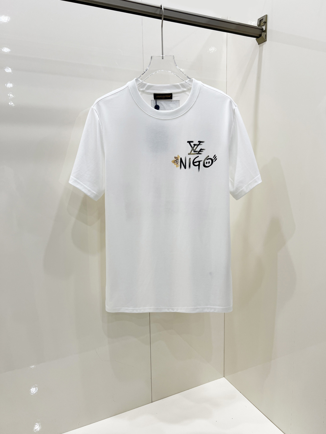 NO:457990,LV Louis Vuitton 2025 spring and summer new short-sleeved T-shirt for men and women, the latest model is exclusively available on the entire network!  !  ~ It is classic and fashionable and versatile, who doesn’t like it? It will show the classic again. It is very pleasing to the eye and comes with a low luxury halo and recognition!  The traditional brand concept and modern advanced technology are perfectly combined. Coupled with the extremely modern and modern minimalist design, exclusive logo pattern design!  Customized 100% imported pure cotton fabric!  The texture of this model is quite touching, the specifications and grades are known with tentacles. The degree of delicateness and breathability are top-notch!  Size S-2XL, louis vuitton,louis vuitton,t-shirt,tees,t-shirt,alexander wang19860909LV 路易威登 2025春夏新款男女同款短袖T恤,最新款全网独家首上！！~既经典有时尚百搭,谁不爱啊,将经典再次展现,非常的耐看,自带低奢光环与辨识度！传统的品牌理念和现代化的先进技术进行了完美结合.加上极其现代摩登风范的简约设计,专属logo图案设计！定制百分百进口纯棉面料！此款的质感相当感人 触手便知规格档次 细腻程度与透气效果堪称顶级！ 尺码S-2XL,,louis vuitton,louis vuitton,T-shirt,tees，t-shirt,alexander wang,Men's clothing