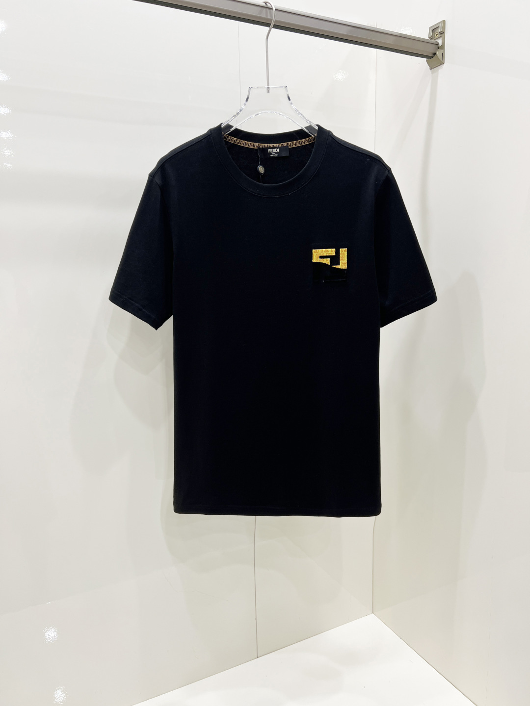 NO:457996,Fendi 2025 spring and summer new short-sleeved T-shirt for men and women, the latest model is exclusively available on the entire network!  !  ~ It is classic and fashionable and versatile, who doesn’t like it? It will show the classic again. It is very pleasing to the eye and comes with a low luxury halo and recognition!  The traditional brand concept and modern advanced technology are perfectly combined. Coupled with the extremely modern and modern minimalist design, exclusive logo pattern design!  Customized 100% imported pure cotton fabric!  The texture of this model is quite touching, the specifications and grades are known with tentacles. The degree of delicateness and breathability are top-notch!  Size S-2XL, fendi, fendi, T-shirt, tees, t-shirt, alexander wang19860909Fendi 芬迪 2025春夏新款男女同款短袖T恤,最新款全网独家首上！！~既经典有时尚百搭,谁不爱啊,将经典再次展现,非常的耐看,自带低奢光环与辨识度！传统的品牌理念和现代化的先进技术进行了完美结合.加上极其现代摩登风范的简约设计,专属logo图案设计！定制百分百进口纯棉面料！此款的质感相当感人 触手便知规格档次 细腻程度与透气效果堪称顶级！ 尺码S-2XL,,fendi,fendi,T-shirt,tees，t-shirt,alexander wang,Men's clothing