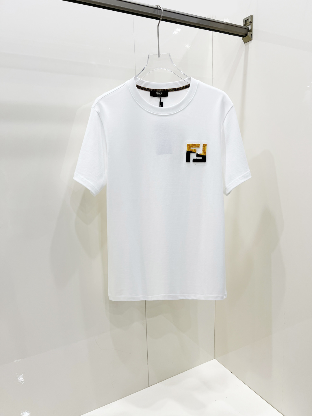 NO:458002,Fendi 2025 spring and summer new short-sleeved T-shirt for men and women, the latest model is exclusively available on the entire network!  !  ~ It is classic and fashionable and versatile, who doesn’t like it? It will show the classic again. It is very pleasing to the eye and comes with a low luxury halo and recognition!  The traditional brand concept and modern advanced technology are perfectly combined. Coupled with the extremely modern and modern minimalist design, exclusive logo pattern design!  Customized 100% imported pure cotton fabric!  The texture of this model is quite touching, the specifications and grades are known with tentacles. The degree of delicateness and breathability are top-notch!   Size S-2XL, fendi, fendi, T-shirt, tees, t-shirt, alexander wang19860909Fendi 芬迪 2025春夏新款男女同款短袖T恤,最新款全网独家首上！！~既经典有时尚百搭,谁不爱啊,将经典再次展现,非常的耐看,自带低奢光环与辨识度！传统的品牌理念和现代化的先进技术进行了完美结合.加上极其现代摩登风范的简约设计,专属logo图案设计！定制百分百进口纯棉面料！此款的质感相当感人 触手便知规格档次 细腻程度与透气效果堪称顶级！  尺码S-2XL,,fendi,fendi,T-shirt,tees，t-shirt,alexander wang,Men's clothing