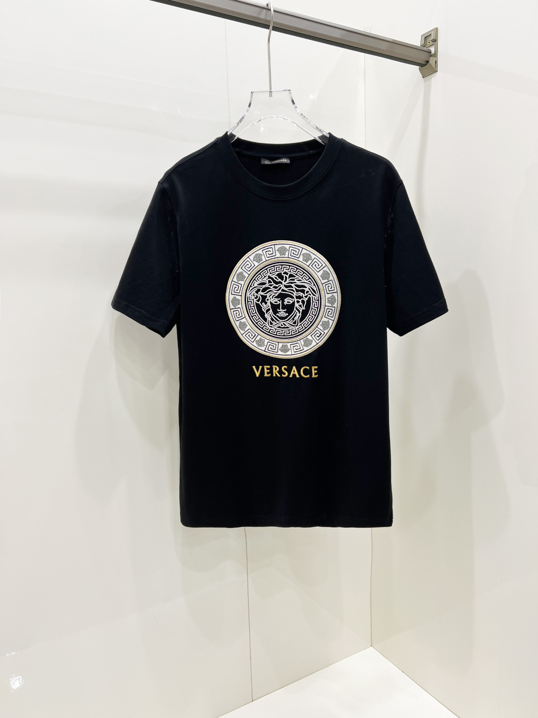 NO:457950,Versace 2025 spring and summer new short-sleeved T-shirt for men and women, the latest model is exclusively available on the entire network!  !  ~ It is classic and fashionable and versatile, who doesn’t like it? It will show the classic again. It is very pleasing to the eye and comes with a low luxury halo and recognition!  The traditional brand concept and modern advanced technology are perfectly combined. Coupled with the extremely modern and modern minimalist design, exclusive logo pattern design!  Customized 100% imported pure cotton fabric!  The texture of this model is quite touching, the specifications and grades are known with tentacles. The degree of delicateness and breathability are top-notch!   Size S-2XL, versace, versace, T-shirt, tees, t-shirt, alexander wang19860909Versace 范思哲 2025春夏新款男女同款短袖T恤,最新款全网独家首上！！~既经典有时尚百搭,谁不爱啊,将经典再次展现,非常的耐看,自带低奢光环与辨识度！传统的品牌理念和现代化的先进技术进行了完美结合.加上极其现代摩登风范的简约设计,专属logo图案设计！定制百分百进口纯棉面料！此款的质感相当感人 触手便知规格档次 细腻程度与透气效果堪称顶级！  尺码S-2XL,,versace,versace,T-shirt,tees，t-shirt,alexander wang,Men's clothing
