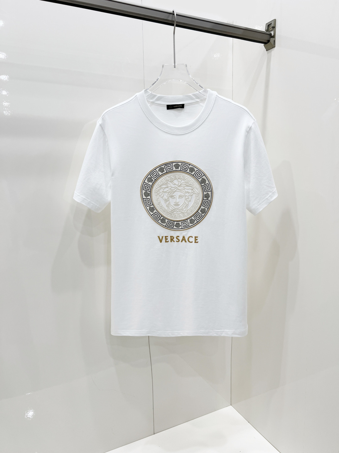 NO:457956,Versace 2025 spring and summer new short-sleeved T-shirt for men and women, the latest model is exclusively available on the entire network!  !  ~ It is classic and fashionable and versatile, who doesn’t like it? It will show the classic again. It is very pleasing to the eye and comes with a low luxury halo and recognition!  The traditional brand concept and modern advanced technology are perfectly combined. Coupled with the extremely modern and modern minimalist design, exclusive logo pattern design!  Customized 100% imported pure cotton fabric!  The texture of this model is quite touching, the specifications and grades are known with tentacles. The degree of delicateness and breathability are top-notch!   Size S-2XL, versace, versace, T-shirt, tees, t-shirt, alexander wang19860909Versace 范思哲 2025春夏新款男女同款短袖T恤,最新款全网独家首上！！~既经典有时尚百搭,谁不爱啊,将经典再次展现,非常的耐看,自带低奢光环与辨识度！传统的品牌理念和现代化的先进技术进行了完美结合.加上极其现代摩登风范的简约设计,专属logo图案设计！定制百分百进口纯棉面料！此款的质感相当感人 触手便知规格档次 细腻程度与透气效果堪称顶级！  尺码S-2XL,,versace,versace,T-shirt,tees，t-shirt,alexander wang,Men's clothing