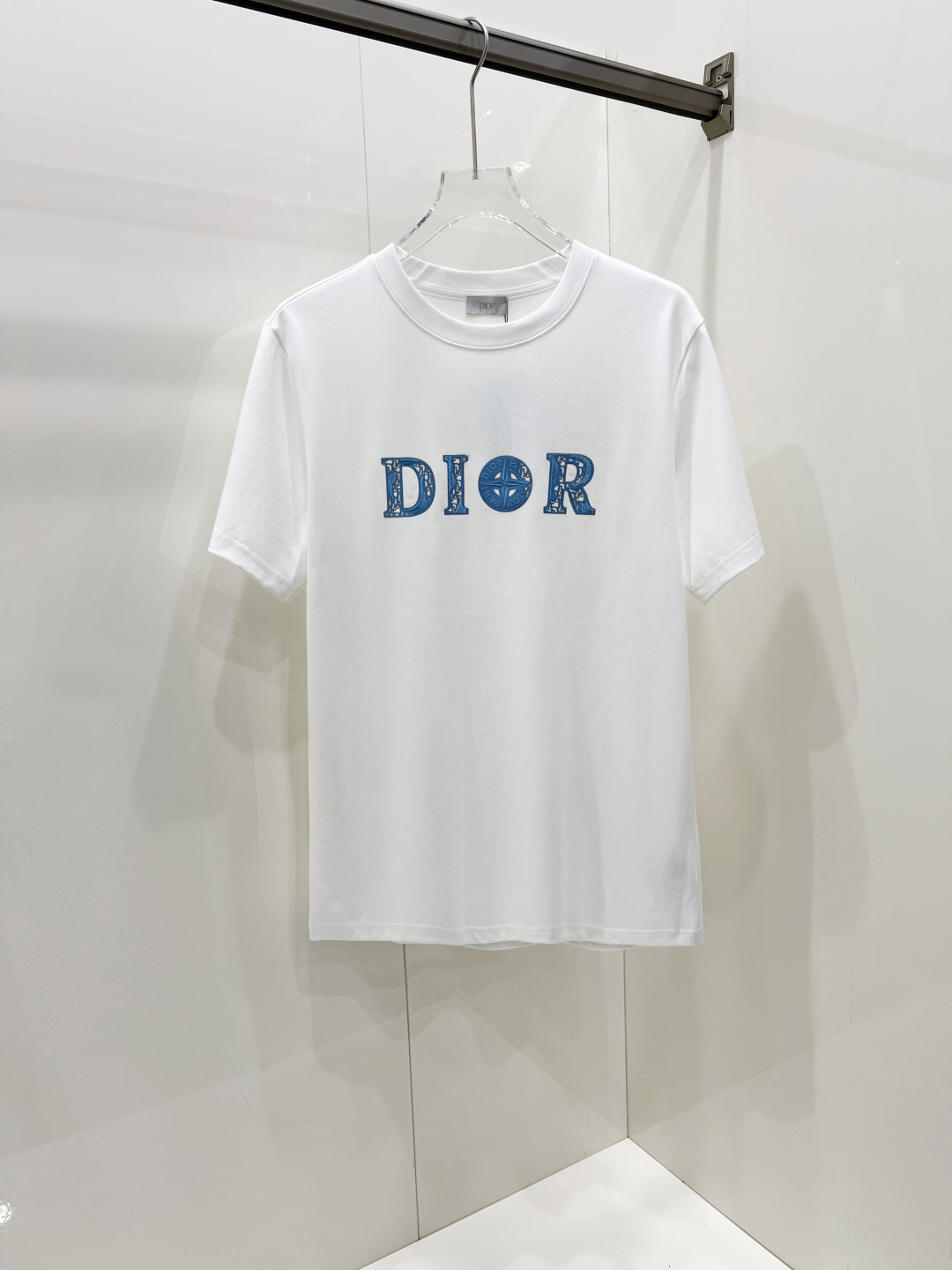 NO:457962,Dior 2025 spring and summer new short-sleeved T-shirt for men and women, the latest model is exclusively available on the entire network!  !  ~ It is classic and fashionable and versatile, who doesn’t like it? It will show the classic again. It is very pleasing to the eye and comes with a low luxury halo and recognition!  The traditional brand concept and modern advanced technology are perfectly combined. Coupled with the extremely modern and modern minimalist design, exclusive logo pattern design!  Customized 100% imported pure cotton fabric!  The texture of this model is quite touching, the specifications and grades are known with tentacles. The degree of delicateness and breathability are top-notch!   Size S-2XL, dior,dior,t-shirt,tees,t-shirt,alexander wang19860909Dior 迪奥 2025春夏新款男女同款短袖T恤,最新款全网独家首上！！~既经典有时尚百搭,谁不爱啊,将经典再次展现,非常的耐看,自带低奢光环与辨识度！传统的品牌理念和现代化的先进技术进行了完美结合.加上极其现代摩登风范的简约设计,专属logo图案设计！定制百分百进口纯棉面料！此款的质感相当感人 触手便知规格档次 细腻程度与透气效果堪称顶级！  尺码S-2XL,,dior,dior,T-shirt,tees，t-shirt,alexander wang,Men's clothing