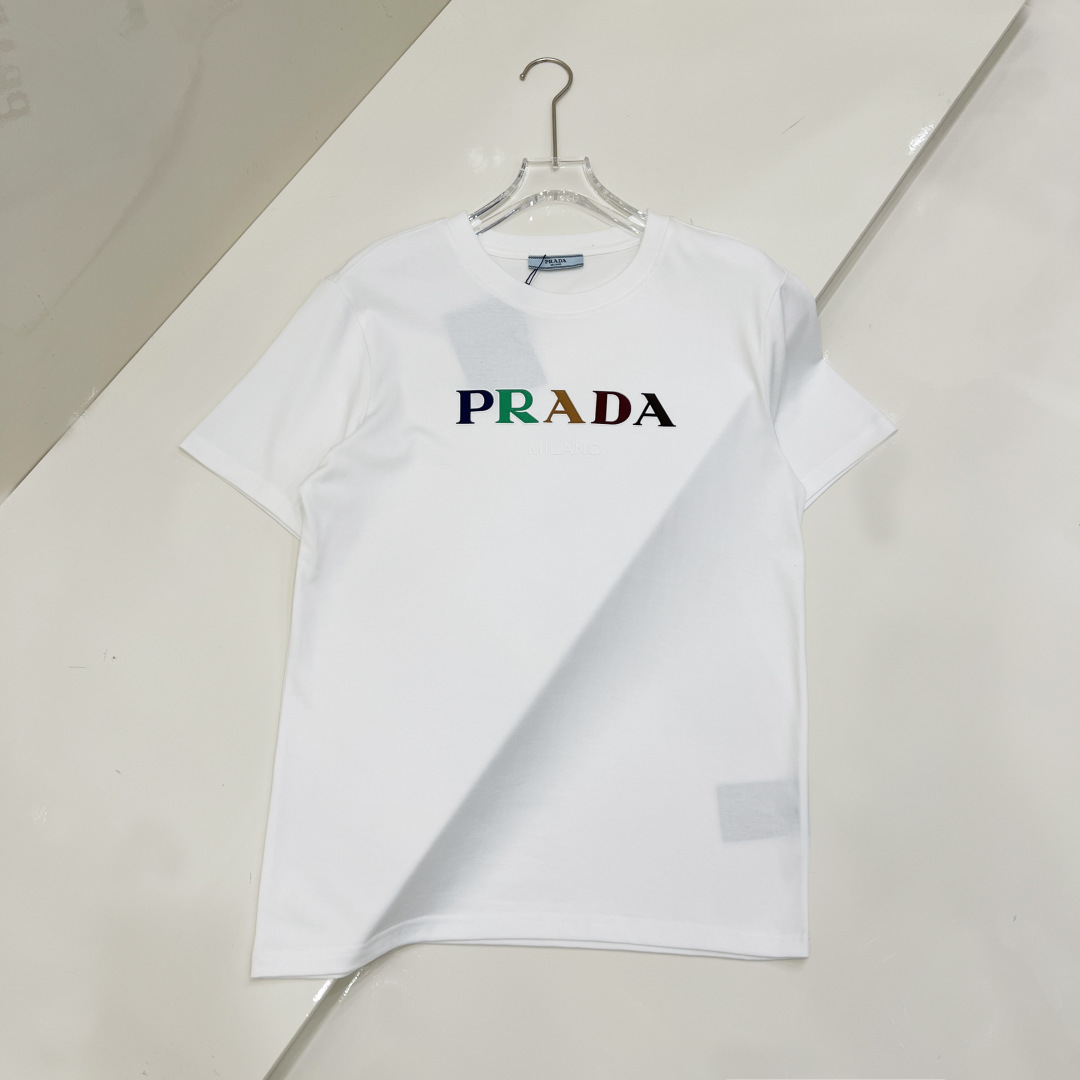 NO:539231,Prada 2025 spring and summer new short-sleeved T-shirt for men and women, the latest model is exclusively available on the entire network!  !  ~ It is classic and fashionable and versatile, who doesn’t like it? It will show the classic again. It is very pleasing to the eye and comes with a low luxury halo and recognition!  The traditional brand concept and modern advanced technology are perfectly combined. Coupled with the extremely modern and modern minimalist design, exclusive logo pattern design!  Customized 100% imported pure cotton fabric!  The texture of this model is quite touching, the specifications and grades are known with tentacles. The degree of delicateness and breathability are top-notch!  Size S-2XL, prada, T-shirt,tees, t-shirt,alexander wang19860909普拉达 2025春夏新款男女同款短袖T恤,最新款全网独家首上！！~既经典有时尚百搭,谁不爱啊,将经典再次展现,非常的耐看,自带低奢光环与辨识度！传统的品牌理念和现代化的先进技术进行了完美结合.加上极其现代摩登风范的简约设计,专属logo图案设计！定制百分百进口纯棉面料！此款的质感相当感人 触手便知规格档次 细腻程度与透气效果堪称顶级！ 尺码S-2XL,,prada,T-shirt,tees，t-shirt,alexander wang,Men's clothing