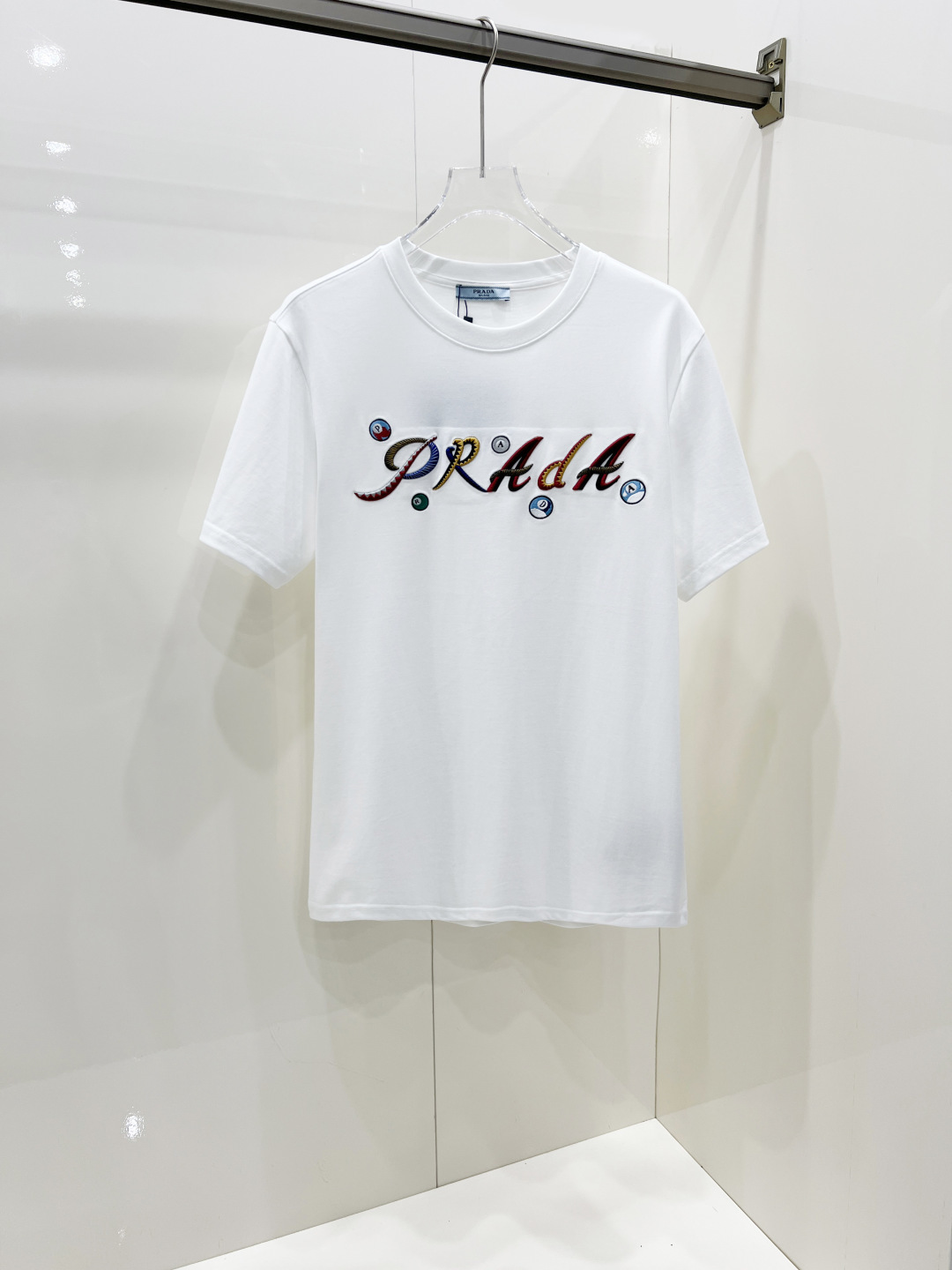 NO:457968,Prada 2025 spring and summer new short-sleeved T-shirt for men and women, the latest model is exclusively available on the entire network!  !  ~ It is classic and fashionable and versatile, who doesn’t like it? It will show the classic again. It is very pleasing to the eye and comes with a low luxury halo and recognition!  The traditional brand concept and modern advanced technology are perfectly combined. Coupled with the extremely modern and modern minimalist design, exclusive logo pattern design!  Customized 100% imported pure cotton fabric!  The texture of this model is quite touching, the specifications and grades are known with tentacles. The degree of delicateness and breathability are top-notch!   Size S-2XL, prada, prada, T-shirt,tees, t-shirt,alexander wang19860909Prada 普拉达 2025春夏新款男女同款短袖T恤,最新款全网独家首上！！~既经典有时尚百搭,谁不爱啊,将经典再次展现,非常的耐看,自带低奢光环与辨识度！传统的品牌理念和现代化的先进技术进行了完美结合.加上极其现代摩登风范的简约设计,专属logo图案设计！定制百分百进口纯棉面料！此款的质感相当感人 触手便知规格档次 细腻程度与透气效果堪称顶级！  尺码S-2XL,,prada,prada,T-shirt,tees，t-shirt,alexander wang,Men's clothing