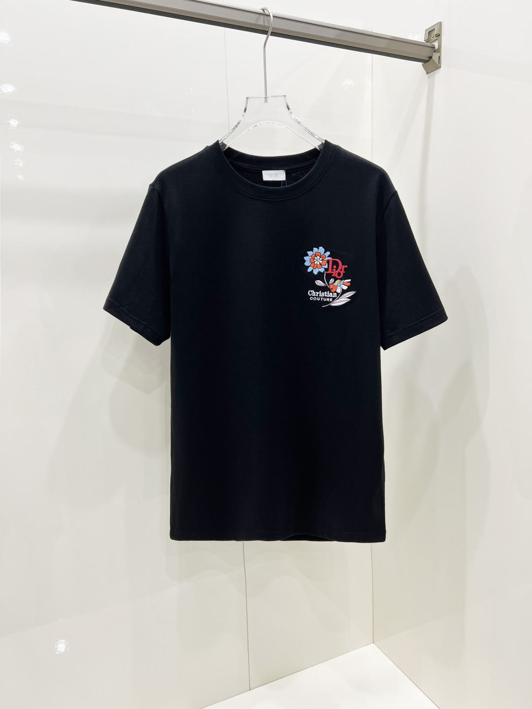 NO:457974,Dior 2025 spring and summer new short-sleeved T-shirt for men and women, the latest model is exclusively available on the entire network!  !  ~ It is classic and fashionable and versatile, who doesn’t like it? It will show the classic again. It is very pleasing to the eye and comes with a low luxury halo and recognition!  The traditional brand concept and modern advanced technology are perfectly combined. Coupled with the extremely modern and modern minimalist design, exclusive logo pattern design!  Customized 100% imported pure cotton fabric!  The texture of this model is quite touching, the specifications and grades are known with tentacles. The degree of delicateness and breathability are top-notch!   Size S-2XL, dior,dior,t-shirt,tees,t-shirt,alexander wang19860909Dior 迪奥 2025春夏新款男女同款短袖T恤,最新款全网独家首上！！~既经典有时尚百搭,谁不爱啊,将经典再次展现,非常的耐看,自带低奢光环与辨识度！传统的品牌理念和现代化的先进技术进行了完美结合.加上极其现代摩登风范的简约设计,专属logo图案设计！定制百分百进口纯棉面料！此款的质感相当感人 触手便知规格档次 细腻程度与透气效果堪称顶级！  尺码S-2XL,,dior,dior,T-shirt,tees，t-shirt,alexander wang,Men's clothing