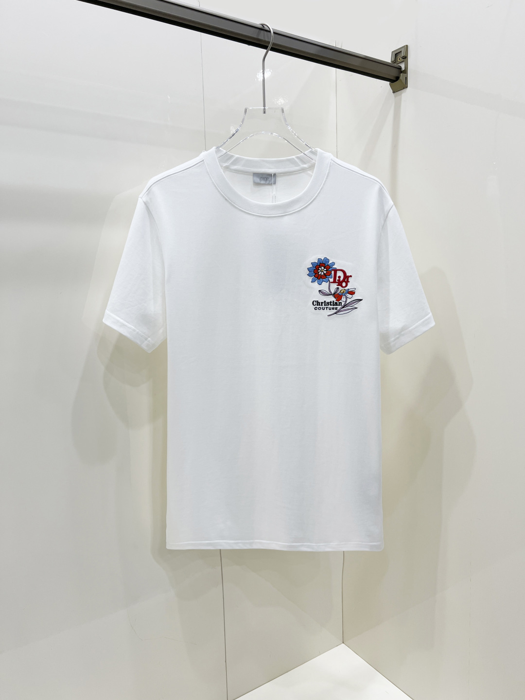 NO:457980,Dior 2025 spring and summer new short-sleeved T-shirt for men and women, the latest model is exclusively available on the entire network!  !  ~ It is classic and fashionable and versatile, who doesn’t like it? It will show the classic again. It is very pleasing to the eye and comes with a low luxury halo and recognition!  The traditional brand concept and modern advanced technology are perfectly combined. Coupled with the extremely modern and modern minimalist design, exclusive logo pattern design!  Customized 100% imported pure cotton fabric!  The texture of this model is quite touching, the specifications and grades are known with tentacles. The degree of delicateness and breathability are top-notch!  Size S-2XL, dior,dior,t-shirt,tees,t-shirt,alexander wang19860909Dior 迪奥 2025春夏新款男女同款短袖T恤,最新款全网独家首上！！~既经典有时尚百搭,谁不爱啊,将经典再次展现,非常的耐看,自带低奢光环与辨识度！传统的品牌理念和现代化的先进技术进行了完美结合.加上极其现代摩登风范的简约设计,专属logo图案设计！定制百分百进口纯棉面料！此款的质感相当感人 触手便知规格档次 细腻程度与透气效果堪称顶级！ 尺码S-2XL,,dior,dior,T-shirt,tees，t-shirt,alexander wang,Men's clothing