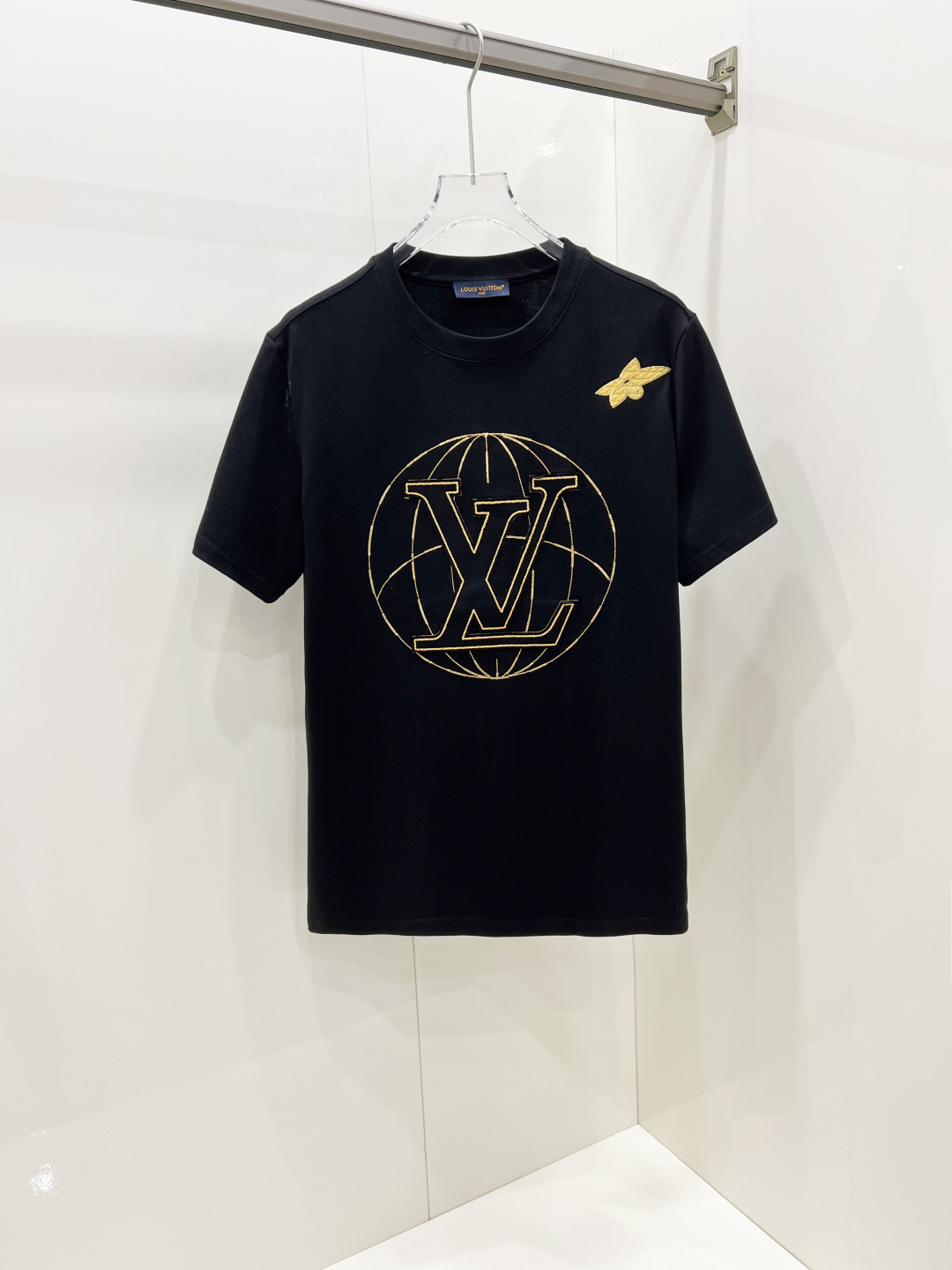 NO:457986,LV Louis Vuitton 2025 spring and summer new short-sleeved T-shirt for men and women, the latest model is exclusively available on the entire network!  !  ~ It is classic and fashionable and versatile, who doesn’t like it? It will show the classic again. It is very pleasing to the eye and comes with a low luxury halo and recognition!  The traditional brand concept and modern advanced technology are perfectly combined. Coupled with the extremely modern and modern minimalist design, exclusive logo pattern design!  Customized 100% imported pure cotton fabric!  The texture of this model is quite touching, the specifications and grades are known with tentacles. The degree of delicateness and breathability are top-notch!   Size S-2XL, louis vuitton,louis vuitton,t-shirt,tees,t-shirt,alexander wang19860909LV 路易威登 2025春夏新款男女同款短袖T恤,最新款全网独家首上！！~既经典有时尚百搭,谁不爱啊,将经典再次展现,非常的耐看,自带低奢光环与辨识度！传统的品牌理念和现代化的先进技术进行了完美结合.加上极其现代摩登风范的简约设计,专属logo图案设计！定制百分百进口纯棉面料！此款的质感相当感人 触手便知规格档次 细腻程度与透气效果堪称顶级！  尺码S-2XL,,louis vuitton,louis vuitton,T-shirt,tees，t-shirt,alexander wang,Men's clothing