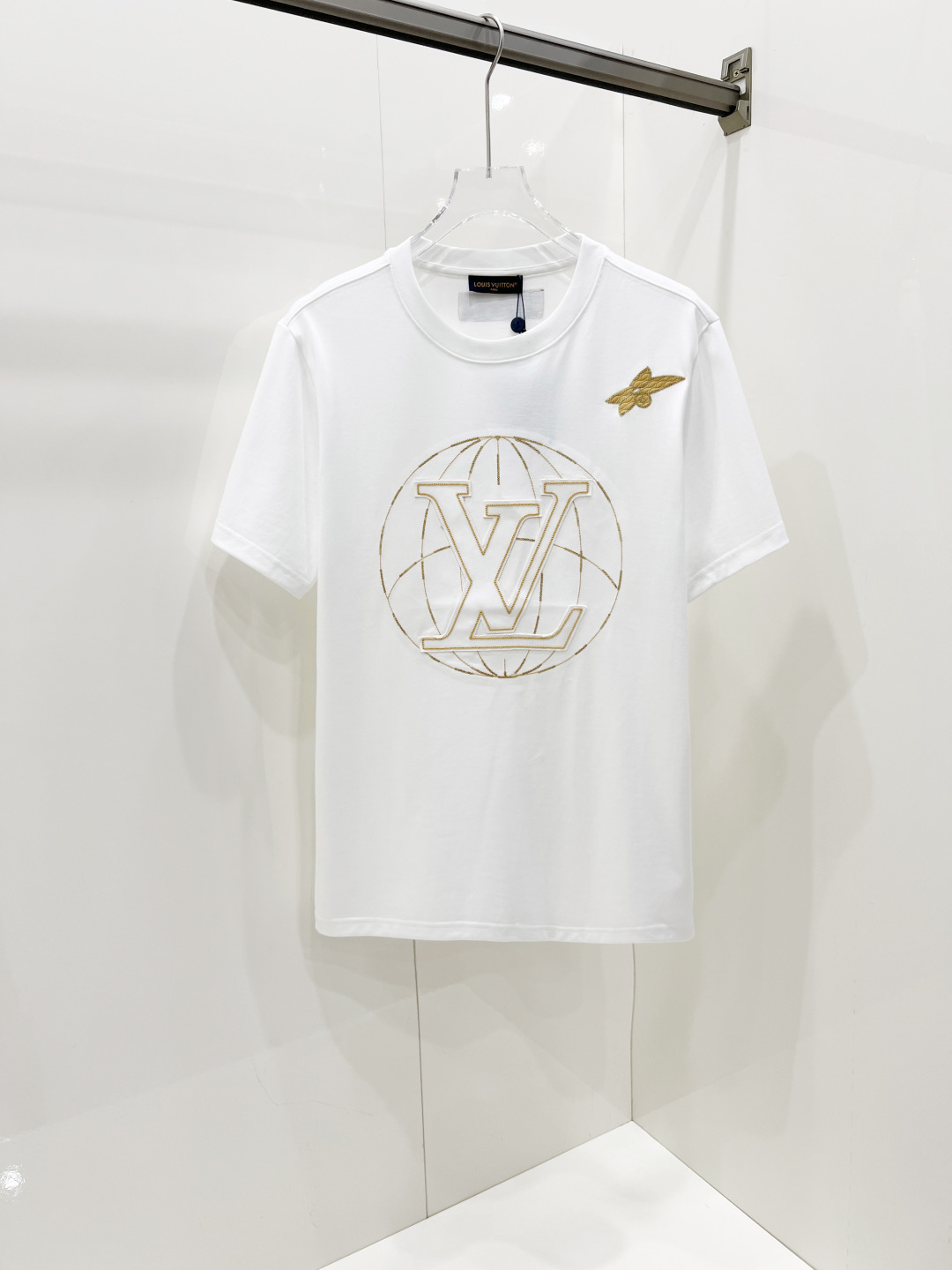 NO:457992,LV Louis Vuitton 2025 spring and summer new short-sleeved T-shirt for men and women, the latest model is exclusively available on the entire network!  !  ~ It is classic and fashionable and versatile, who doesn’t like it? It will show the classic again. It is very pleasing to the eye and comes with a low luxury halo and recognition!  The traditional brand concept and modern advanced technology are perfectly combined. Coupled with the extremely modern and modern minimalist design, exclusive logo pattern design!  Customized 100% imported pure cotton fabric!  The texture of this model is quite touching, the specifications and grades are known with tentacles. The degree of delicateness and breathability are top-notch!   Size S-2XL, louis vuitton,louis vuitton,t-shirt,tees,t-shirt,alexander wang19860909LV 路易威登 2025春夏新款男女同款短袖T恤,最新款全网独家首上！！~既经典有时尚百搭,谁不爱啊,将经典再次展现,非常的耐看,自带低奢光环与辨识度！传统的品牌理念和现代化的先进技术进行了完美结合.加上极其现代摩登风范的简约设计,专属logo图案设计！定制百分百进口纯棉面料！此款的质感相当感人 触手便知规格档次 细腻程度与透气效果堪称顶级！  尺码S-2XL,,louis vuitton,louis vuitton,T-shirt,tees，t-shirt,alexander wang,Men's clothing