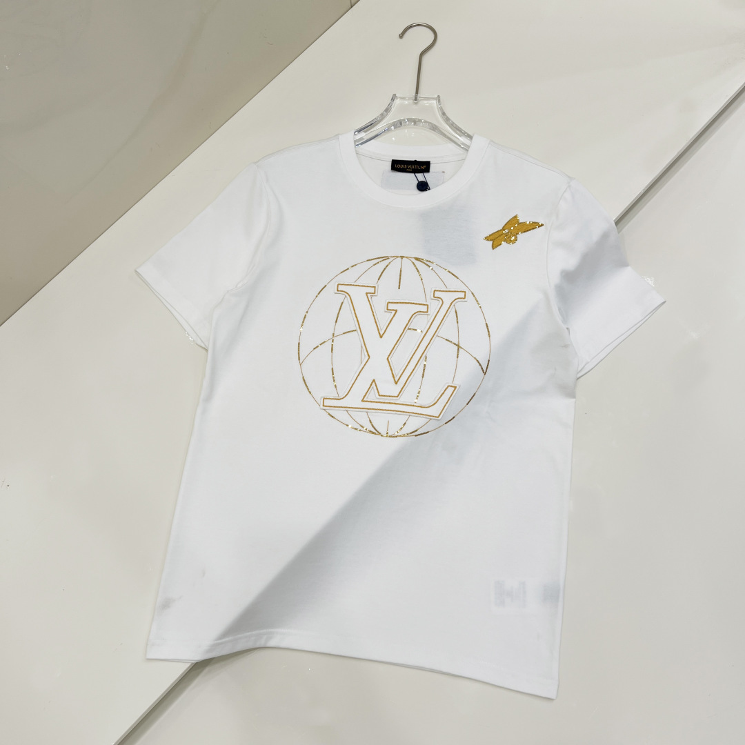 NO:539234,LV 2025 spring and summer new men and women's short-sleeved T-shirt, the latest model is exclusively available on the entire network!  !  ~ It is classic and fashionable and versatile, who doesn’t like it? It will show the classic again. It is very pleasing to the eye and comes with a low luxury halo and recognition!  The traditional brand concept and modern advanced technology are perfectly combined. Coupled with the extremely modern and modern minimalist design, exclusive logo pattern design!  Customized 100% imported pure cotton fabric!  The texture of this model is quite touching, the specifications and grades are known with tentacles. The degree of delicateness and breathability are top-notch!  Size S-2XL, louis vuitton, T-shirt,tees, t-shirt,alexander wang19860909LV 2025春夏新款男女同款短袖T恤,最新款全网独家首上！！~既经典有时尚百搭,谁不爱啊,将经典再次展现,非常的耐看,自带低奢光环与辨识度！传统的品牌理念和现代化的先进技术进行了完美结合.加上极其现代摩登风范的简约设计,专属logo图案设计！定制百分百进口纯棉面料！此款的质感相当感人 触手便知规格档次 细腻程度与透气效果堪称顶级！ 尺码S-2XL,,louis vuitton,T-shirt,tees，t-shirt,alexander wang,Men's clothing