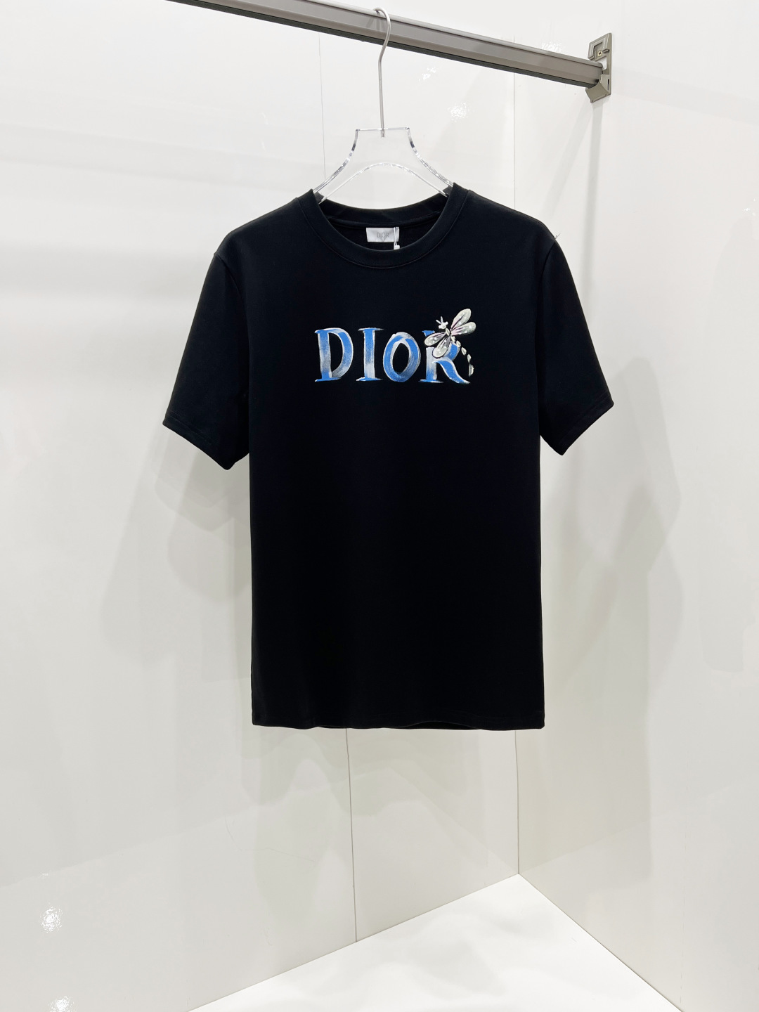 NO:457998,Dior 2025 spring and summer new short-sleeved T-shirt for men and women, the latest model is exclusively available on the entire network!  !  ~ It is classic and fashionable and versatile, who doesn’t like it? It will show the classic again. It is very pleasing to the eye and comes with a low luxury halo and recognition!  The traditional brand concept and modern advanced technology are perfectly combined. Coupled with the extremely modern and modern minimalist design, exclusive logo pattern design!  Customized 100% imported pure cotton fabric!  The texture of this model is quite touching, the specifications and grades are known with tentacles. The degree of delicateness and breathability are top-notch!   Size S-2XL, dior,dior,t-shirt,tees,t-shirt,alexander wang19860909Dior 迪奥 2025春夏新款男女同款短袖T恤,最新款全网独家首上！！~既经典有时尚百搭,谁不爱啊,将经典再次展现,非常的耐看,自带低奢光环与辨识度！传统的品牌理念和现代化的先进技术进行了完美结合.加上极其现代摩登风范的简约设计,专属logo图案设计！定制百分百进口纯棉面料！此款的质感相当感人 触手便知规格档次 细腻程度与透气效果堪称顶级！  尺码S-2XL,,dior,dior,T-shirt,tees，t-shirt,alexander wang,Men's clothing