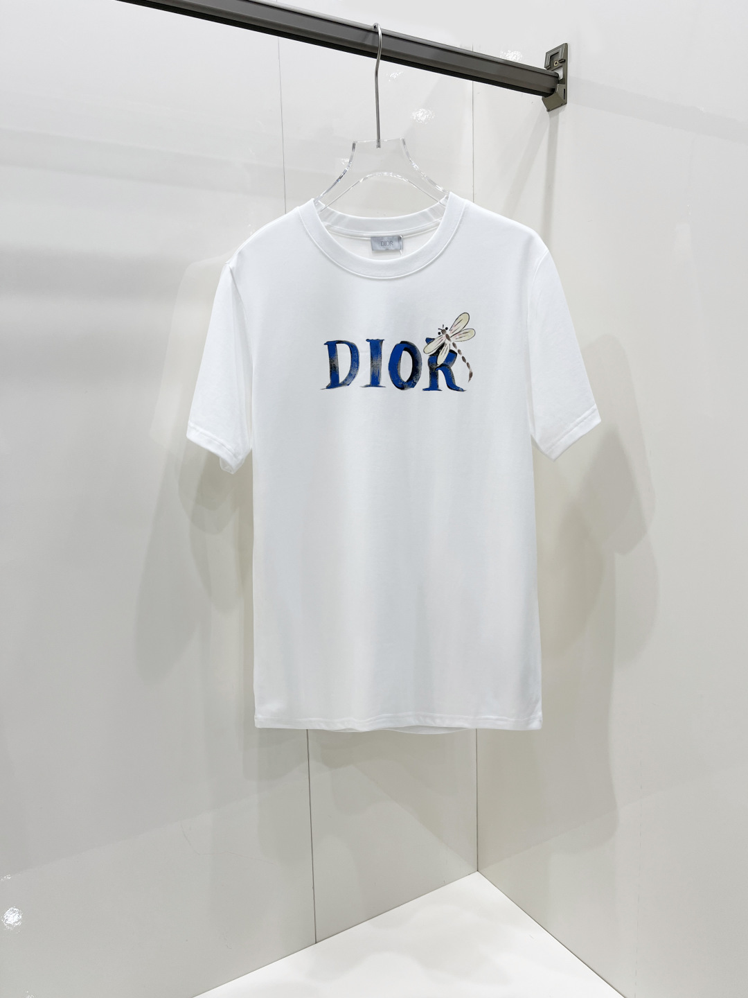 NO:458004,Dior 2025 spring and summer new short-sleeved T-shirt for men and women, the latest model is exclusively available on the entire network!  !  ~ It is classic and fashionable and versatile, who doesn’t like it? It will show the classic again. It is very pleasing to the eye and comes with a low luxury halo and recognition!  The traditional brand concept and modern advanced technology are perfectly combined. Coupled with the extremely modern and modern minimalist design, exclusive logo pattern design!  Customized 100% imported pure cotton fabric!  The texture of this model is quite touching, the specifications and grades are known with tentacles. The degree of delicateness and breathability are top-notch!   Size S-2XL, dior,dior,t-shirt,tees,t-shirt,alexander wang19860909Dior 迪奥 2025春夏新款男女同款短袖T恤,最新款全网独家首上！！~既经典有时尚百搭,谁不爱啊,将经典再次展现,非常的耐看,自带低奢光环与辨识度！传统的品牌理念和现代化的先进技术进行了完美结合.加上极其现代摩登风范的简约设计,专属logo图案设计！定制百分百进口纯棉面料！此款的质感相当感人 触手便知规格档次 细腻程度与透气效果堪称顶级！  尺码S-2XL,,dior,dior,T-shirt,tees，t-shirt,alexander wang,Men's clothing