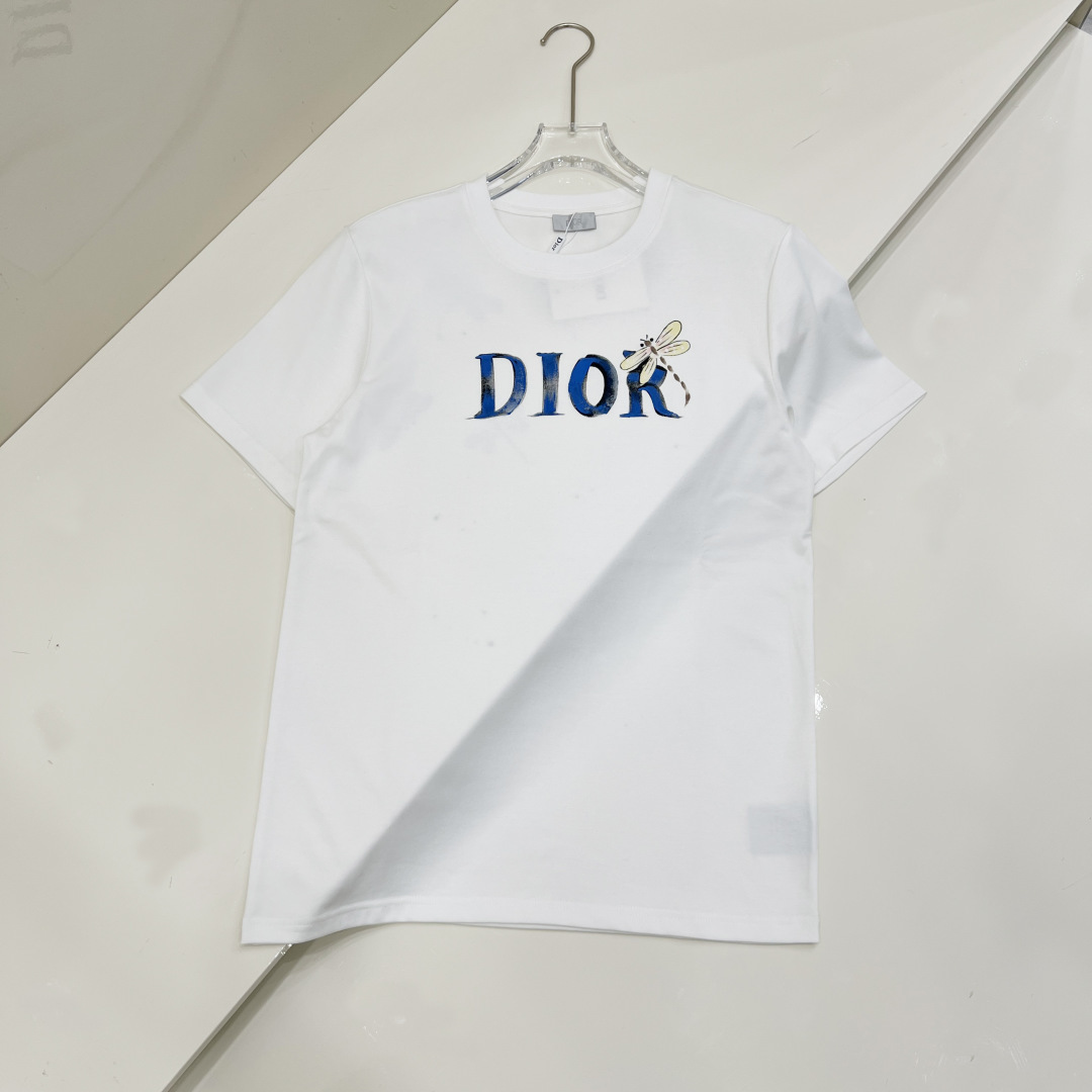 NO:539237,Dior 2025 spring and summer new short-sleeved T-shirt for men and women, the latest model is exclusively available on the entire network!  !  ~ It is classic and fashionable and versatile, who doesn’t like it? It will show the classic again. It is very pleasing to the eye and comes with a low luxury halo and recognition!  The traditional brand concept and modern advanced technology are perfectly combined. Coupled with the extremely modern and modern minimalist design, exclusive logo pattern design!  Customized 100% imported pure cotton fabric!  The texture of this model is quite touching, the specifications and grades are known with tentacles. The degree of delicateness and breathability are top-notch!  Size S-2XL, Dior, T-shirt,tees, t-shirt,alexander wang19860909迪奥 2025春夏新款男女同款短袖T恤,最新款全网独家首上！！~既经典有时尚百搭,谁不爱啊,将经典再次展现,非常的耐看,自带低奢光环与辨识度！传统的品牌理念和现代化的先进技术进行了完美结合.加上极其现代摩登风范的简约设计,专属logo图案设计！定制百分百进口纯棉面料！此款的质感相当感人 触手便知规格档次 细腻程度与透气效果堪称顶级！ 尺码S-2XL,,dior,T-shirt,tees，t-shirt,alexander wang,Men's clothing
