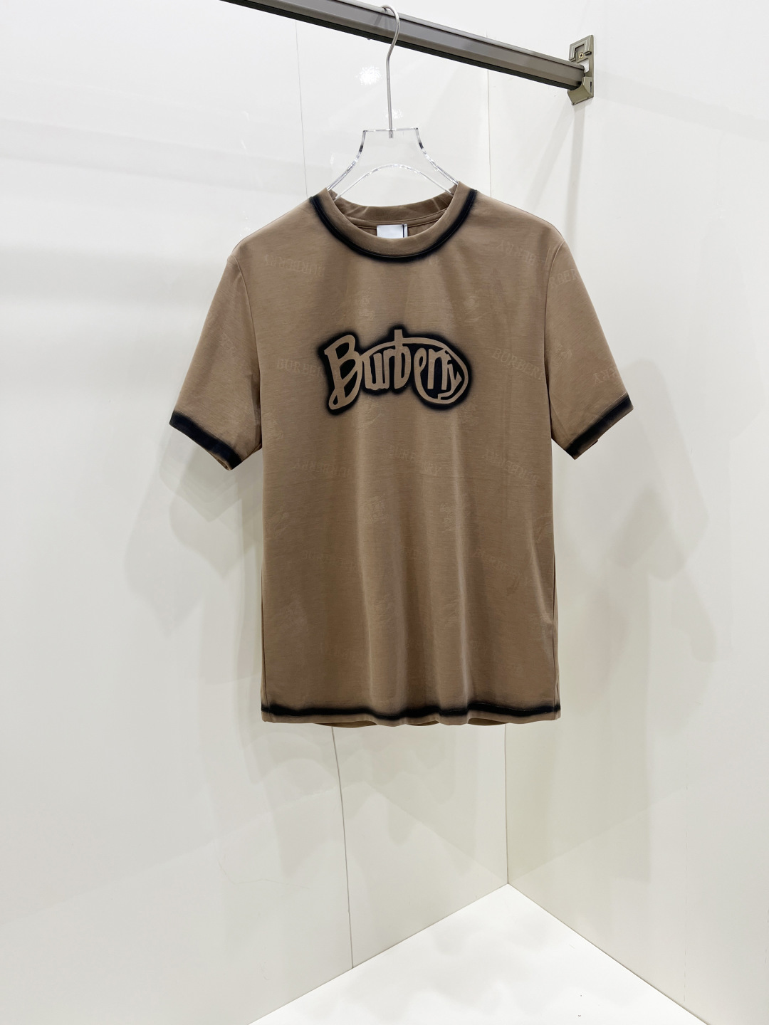 NO:457957,Burberry 2025 spring and summer new short-sleeved T-shirt for men and women, the latest model is exclusively available on the entire network!  !  ~ It is classic and fashionable and versatile, who doesn’t like it? It will show the classic again. It is very pleasing to the eye and comes with a low luxury halo and recognition!  The traditional brand concept and modern advanced technology are perfectly combined. Coupled with the extremely modern and modern minimalist design, exclusive logo pattern design!  Customized 100% imported pure cotton fabric!  The texture of this model is quite touching, the specifications and grades are known with tentacles. The degree of delicateness and breathability are top-notch!  Size S-2XL, Burberry, Burberry, T-shirt,tees, t-shirt,alexander wang19860909Burberry 巴宝莉 2025春夏新款男女同款短袖T恤,最新款全网独家首上！！~既经典有时尚百搭,谁不爱啊,将经典再次展现,非常的耐看,自带低奢光环与辨识度！传统的品牌理念和现代化的先进技术进行了完美结合.加上极其现代摩登风范的简约设计,专属logo图案设计！定制百分百进口纯棉面料！此款的质感相当感人 触手便知规格档次 细腻程度与透气效果堪称顶级！ 尺码S-2XL,,burberry,burberry,T-shirt,tees，t-shirt,alexander wang,Men's clothing