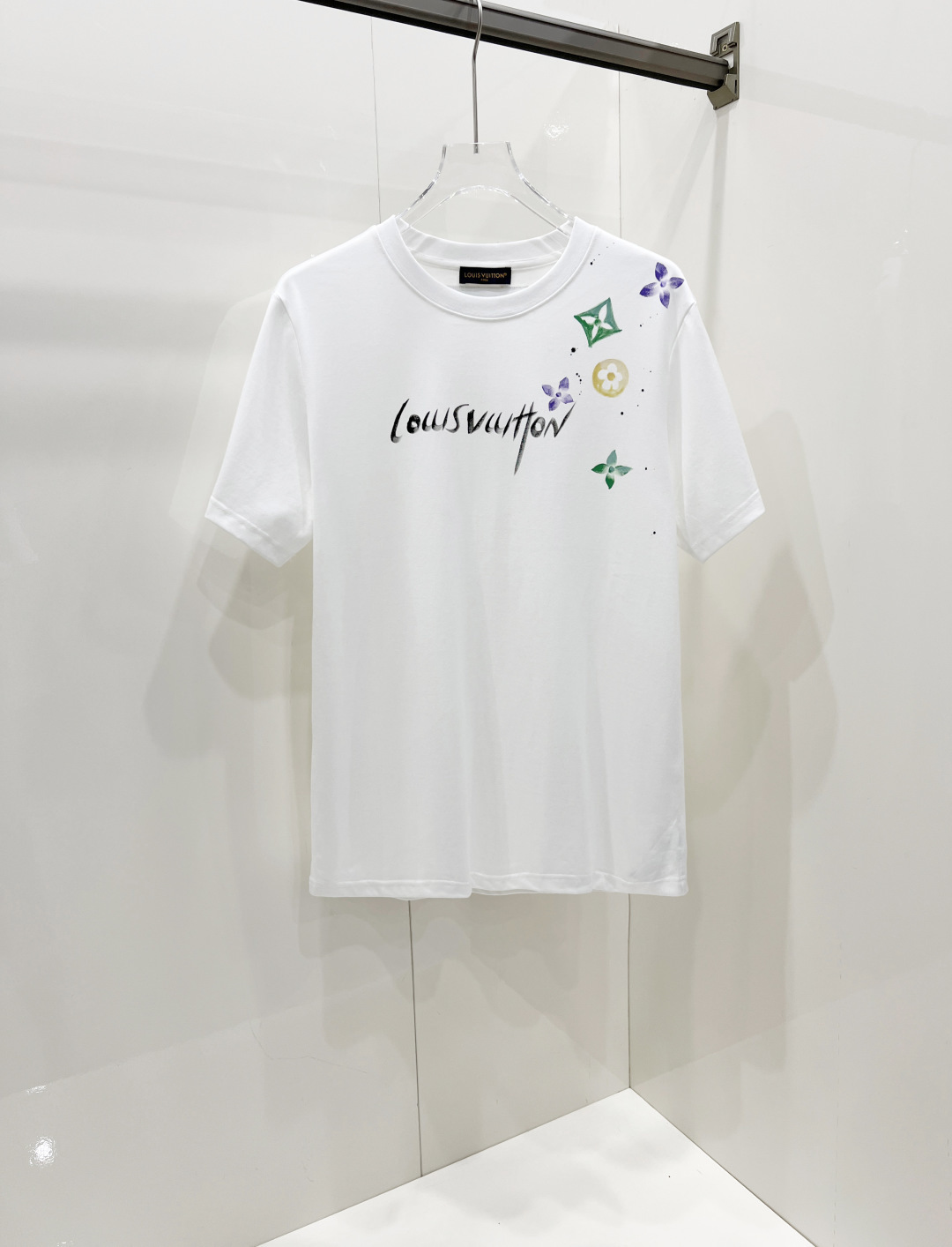 NO:457963,LV Louis Vuitton 2025 spring and summer new short-sleeved T-shirt for men and women, the latest model is exclusively available on the entire network!  !  ~ It is classic and fashionable and versatile, who doesn’t like it? It will show the classic again. It is very pleasing to the eye and comes with a low luxury halo and recognition!  The traditional brand concept and modern advanced technology are perfectly combined. Coupled with the extremely modern and modern minimalist design, exclusive logo pattern design!  Customized 100% imported pure cotton fabric!  The texture of this model is quite touching, the specifications and grades are known with tentacles. The degree of delicateness and breathability are top-notch!  Size S-2XL, louis vuitton,louis vuitton,t-shirt,tees,t-shirt,alexander wang19860909LV 路易威登 2025春夏新款男女同款短袖T恤,最新款全网独家首上！！~既经典有时尚百搭,谁不爱啊,将经典再次展现,非常的耐看,自带低奢光环与辨识度！传统的品牌理念和现代化的先进技术进行了完美结合.加上极其现代摩登风范的简约设计,专属logo图案设计！定制百分百进口纯棉面料！此款的质感相当感人 触手便知规格档次 细腻程度与透气效果堪称顶级！ 尺码S-2XL,,louis vuitton,louis vuitton,T-shirt,tees，t-shirt,alexander wang,Men's clothing