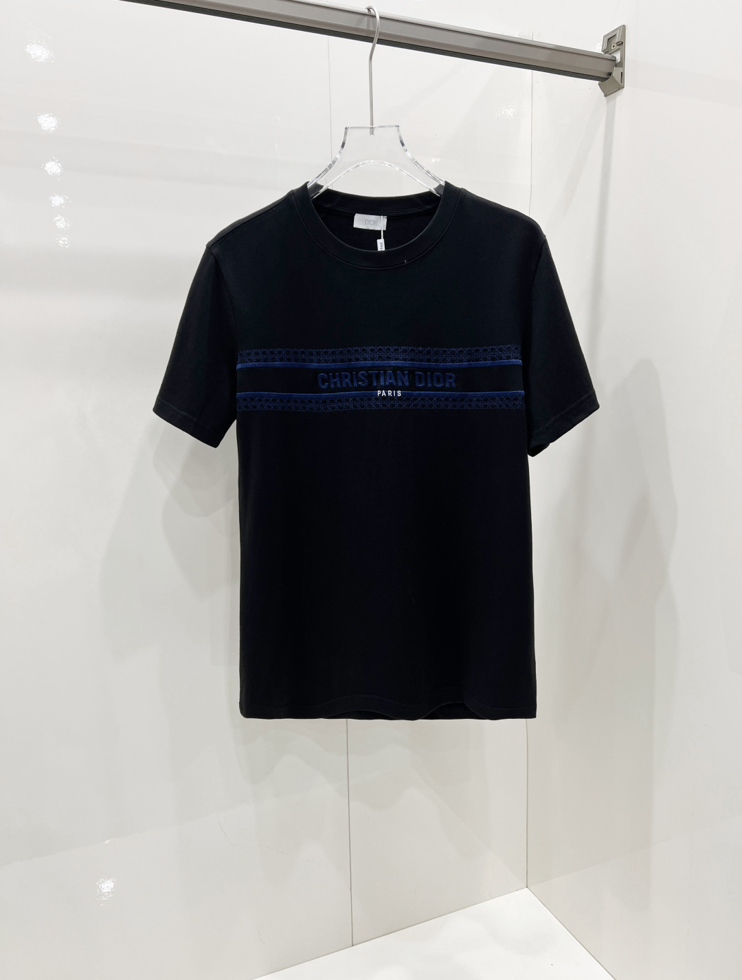 NO:457969,Dior 2025 spring and summer new short-sleeved T-shirt for men and women, the latest model is exclusively available on the entire network!  !  ~ It is classic and fashionable and versatile, who doesn’t like it? It will show the classic again. It is very pleasing to the eye and comes with a low luxury halo and recognition!  The traditional brand concept and modern advanced technology are perfectly combined. Coupled with the extremely modern and modern minimalist design, exclusive logo pattern design!  Customized 100% imported pure cotton fabric!  The texture of this model is quite touching, the specifications and grades are known with tentacles. The degree of delicateness and breathability are top-notch!  Size S-2XL, dior,dior,t-shirt,tees,t-shirt,alexander wang19860909Dior 迪奥 2025春夏新款男女同款短袖T恤,最新款全网独家首上！！~既经典有时尚百搭,谁不爱啊,将经典再次展现,非常的耐看,自带低奢光环与辨识度！传统的品牌理念和现代化的先进技术进行了完美结合.加上极其现代摩登风范的简约设计,专属logo图案设计！定制百分百进口纯棉面料！此款的质感相当感人 触手便知规格档次 细腻程度与透气效果堪称顶级！ 尺码S-2XL,,dior,dior,T-shirt,tees，t-shirt,alexander wang,Men's clothing