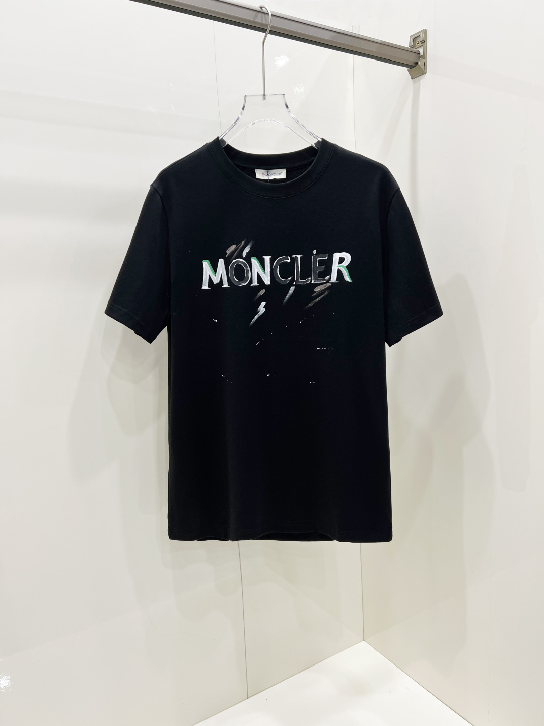 NO:457981,Moncler 2025 spring and summer new short-sleeved T-shirt for men and women, the latest model is exclusively available on the entire network!  !  ~ It is classic and fashionable and versatile, who doesn’t like it? It will show the classic again. It is very pleasing to the eye and comes with a low luxury halo and recognition!  The traditional brand concept and modern advanced technology are perfectly combined. Coupled with the extremely modern and modern minimalist design, exclusive logo pattern design!  Customized 100% imported pure cotton fabric!  The texture of this model is quite touching, the specifications and grades are known with tentacles. The degree of delicateness and breathability are top-notch!  Size S-2XL, Moncler, T-shirt,tees, t-shirt,alexander wang19860909Moncler 蒙口 2025春夏新款男女同款短袖T恤,最新款全网独家首上！！~既经典有时尚百搭,谁不爱啊,将经典再次展现,非常的耐看,自带低奢光环与辨识度！传统的品牌理念和现代化的先进技术进行了完美结合.加上极其现代摩登风范的简约设计,专属logo图案设计！定制百分百进口纯棉面料！此款的质感相当感人 触手便知规格档次 细腻程度与透气效果堪称顶级！ 尺码S-2XL,,Moncler,T-shirt,tees，t-shirt,alexander wang,Men's clothing