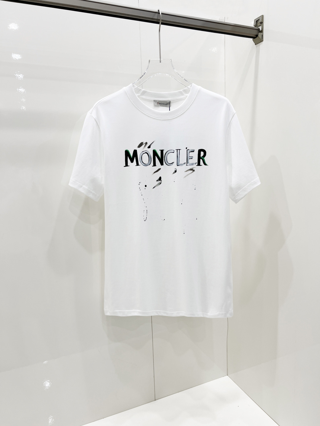 NO:457987,Moncler 2025 spring and summer new short-sleeved T-shirt for men and women, the latest model is exclusively available on the entire network!  !  ~ It is classic and fashionable and versatile, who doesn’t like it? It will show the classic again. It is very pleasing to the eye and comes with a low luxury halo and recognition!  The traditional brand concept and modern advanced technology are perfectly combined. Coupled with the extremely modern and modern minimalist design, exclusive logo pattern design!  Customized 100% imported pure cotton fabric!  The texture of this model is quite touching, the specifications and grades are known with tentacles. The degree of delicateness and breathability are top-notch!  Size S-2XL, Moncler, T-shirt,tees, t-shirt,alexander wang19860909Moncler 蒙口 2025春夏新款男女同款短袖T恤,最新款全网独家首上！！~既经典有时尚百搭,谁不爱啊,将经典再次展现,非常的耐看,自带低奢光环与辨识度！传统的品牌理念和现代化的先进技术进行了完美结合.加上极其现代摩登风范的简约设计,专属logo图案设计！定制百分百进口纯棉面料！此款的质感相当感人 触手便知规格档次 细腻程度与透气效果堪称顶级！ 尺码S-2XL,,Moncler,T-shirt,tees，t-shirt,alexander wang,Men's clothing