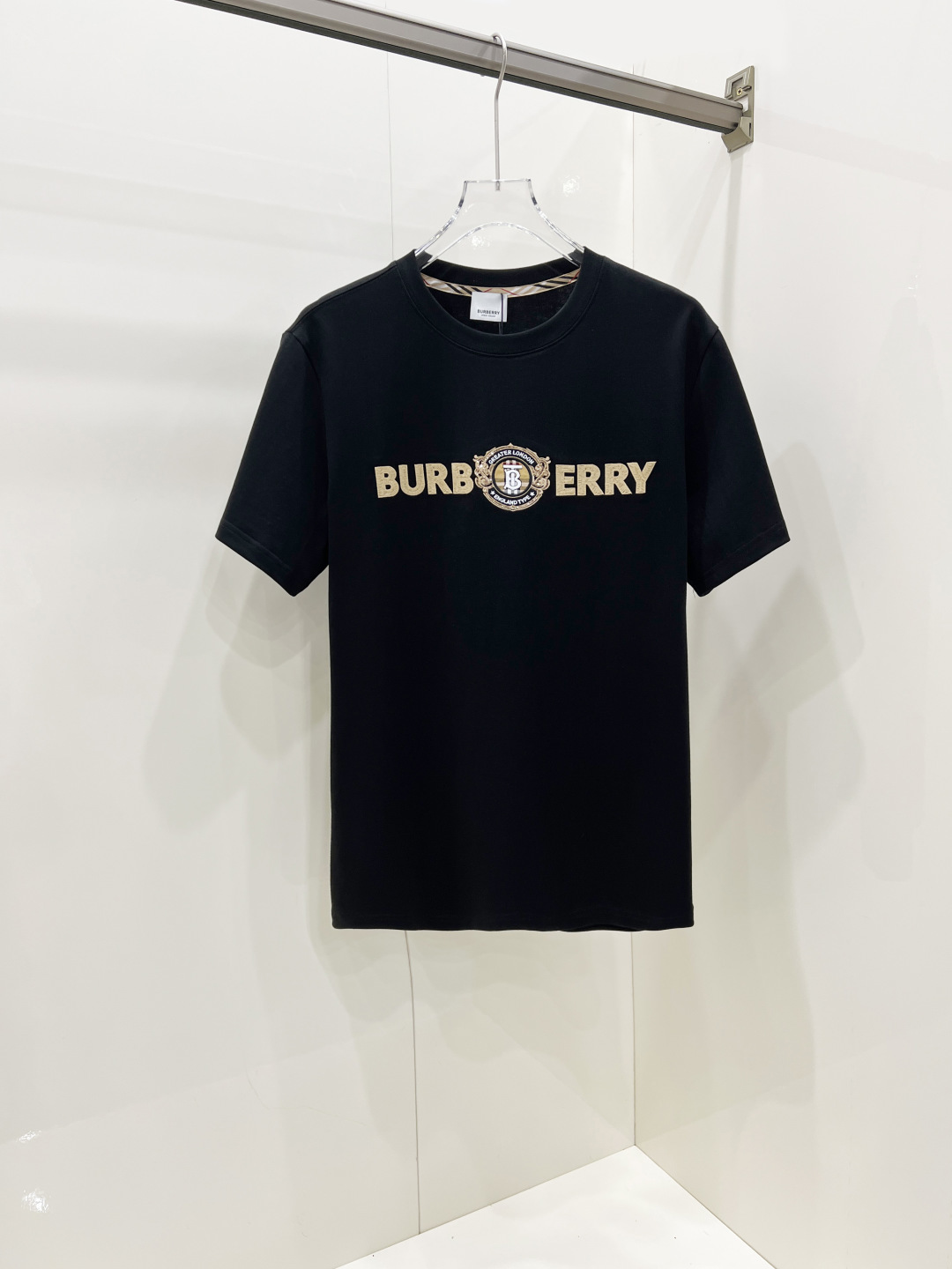 NO:445252,Burberry's new spring and summer short-sleeved T-shirt for men and women, the latest model is exclusively available on the entire network!  !  ~ It is classic and fashionable and versatile, who doesn’t like it? It will show the classic again. It is very pleasing to the eye and comes with a low luxury halo and recognition!  The traditional brand concept and modern advanced technology are perfectly combined. Coupled with the extremely modern and modern minimalist design, exclusive logo pattern design!  Customized 100% imported pure cotton fabric!  The texture of this model is quite touching, the specifications and grades are known with tentacles. The degree of delicateness and breathability are top-notch!  Size S-2XL, Burberry, Burberry, T-shirt,tees, t-shirt,alexander wang19860909Burberry 巴宝莉 春夏新款男女同款短袖T恤,最新款全网独家首上！！~既经典有时尚百搭,谁不爱啊,将经典再次展现,非常的耐看,自带低奢光环与辨识度！传统的品牌理念和现代化的先进技术进行了完美结合.加上极其现代摩登风范的简约设计,专属logo图案设计！定制百分百进口纯棉面料！此款的质感相当感人 触手便知规格档次 细腻程度与透气效果堪称顶级！ 尺码S-2XL,,burberry,burberry,T-shirt,tees，t-shirt,alexander wang,Men's clothing