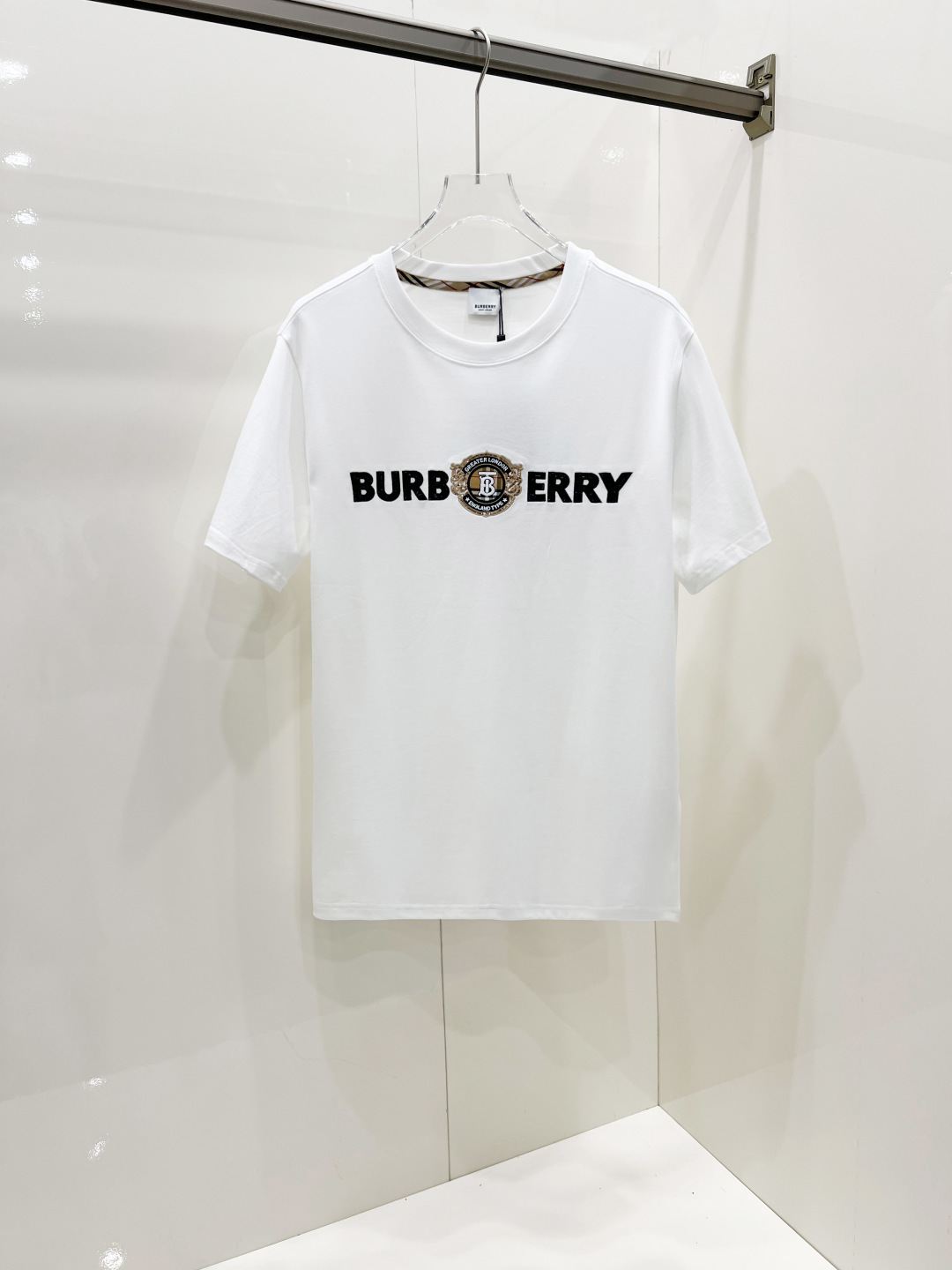 NO:445260,Burberry's new spring and summer short-sleeved T-shirt for men and women, the latest model is exclusively available on the entire network!  !  ~ It is classic and fashionable and versatile, who doesn’t like it? It will show the classic again. It is very pleasing to the eye and comes with a low luxury halo and recognition!  The traditional brand concept and modern advanced technology are perfectly combined. Coupled with the extremely modern and modern minimalist design, exclusive logo pattern design!  Customized 100% imported pure cotton fabric!  The texture of this model is quite touching, the specifications and grades are known with tentacles. The degree of delicateness and breathability are top-notch!   Size S-2XL, Burberry, Burberry, T-shirt,tees, t-shirt,alexander wang19860909Burberry 巴宝莉 春夏新款男女同款短袖T恤,最新款全网独家首上！！~既经典有时尚百搭,谁不爱啊,将经典再次展现,非常的耐看,自带低奢光环与辨识度！传统的品牌理念和现代化的先进技术进行了完美结合.加上极其现代摩登风范的简约设计,专属logo图案设计！定制百分百进口纯棉面料！此款的质感相当感人 触手便知规格档次 细腻程度与透气效果堪称顶级！  尺码S-2XL,,burberry,burberry,T-shirt,tees，t-shirt,alexander wang,Men's clothing