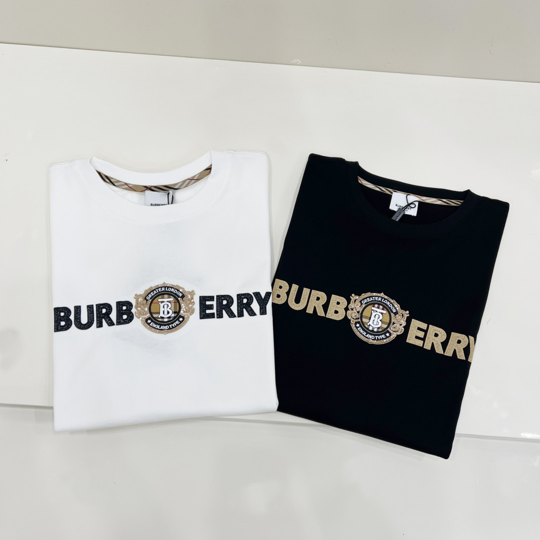 NO:453858,Burberry's new spring and summer short-sleeved T-shirt for men and women, the latest model is exclusively available on the entire network!  !  ~ It is classic and fashionable and versatile, who doesn’t like it? It will show the classic again. It is very pleasing to the eye and comes with a low luxury halo and recognition!  The traditional brand concept and modern advanced technology are perfectly combined. Coupled with the extremely modern and modern minimalist design, exclusive logo pattern design!  Customized 100% imported pure cotton fabric!  The texture of this model is quite touching, the specifications and grades are known with tentacles. The degree of delicateness and breathability are top-notch!  Size S-2XL, Burberry, Burberry, T-shirt,tees, t-shirt,alexander wang19860909Burberry 巴宝莉 春夏新款男女同款短袖T恤,最新款全网独家首上！！~既经典有时尚百搭,谁不爱啊,将经典再次展现,非常的耐看,自带低奢光环与辨识度！传统的品牌理念和现代化的先进技术进行了完美结合.加上极其现代摩登风范的简约设计,专属logo图案设计！定制百分百进口纯棉面料！此款的质感相当感人 触手便知规格档次 细腻程度与透气效果堪称顶级！ 尺码S-2XL,,burberry,burberry,T-shirt,tees，t-shirt,alexander wang,Men's clothing