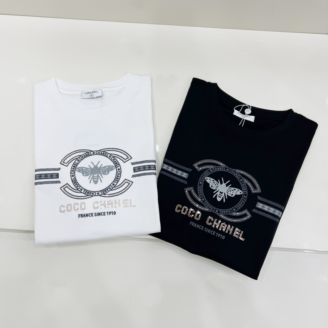 NO:453863,Chanel Chanel Spring and Summer New short-sleeved T-shirt for men and women, the latest model is exclusively available on the entire network!  !  ~ It is classic and fashionable and versatile, who doesn’t like it? It will show the classic again. It is very pleasing to the eye and comes with a low luxury halo and recognition!  The traditional brand concept and modern advanced technology are perfectly combined. Coupled with the extremely modern and modern minimalist design, exclusive logo pattern design!  Customized 100% imported pure cotton fabric!  The texture of this model is quite touching, the specifications and grades are known with tentacles. The degree of delicateness and breathability are top-notch!   Size S-2XL, chanel, chanel, T-shirt,tees, t-shirt,alexander wang19860909Chanel 香奈儿 春夏新款男女同款短袖T恤,最新款全网独家首上！！~既经典有时尚百搭,谁不爱啊,将经典再次展现,非常的耐看,自带低奢光环与辨识度！传统的品牌理念和现代化的先进技术进行了完美结合.加上极其现代摩登风范的简约设计,专属logo图案设计！定制百分百进口纯棉面料！此款的质感相当感人 触手便知规格档次 细腻程度与透气效果堪称顶级！  尺码S-2XL,,chanel,chanel,T-shirt,tees，t-shirt,alexander wang,Men's clothing