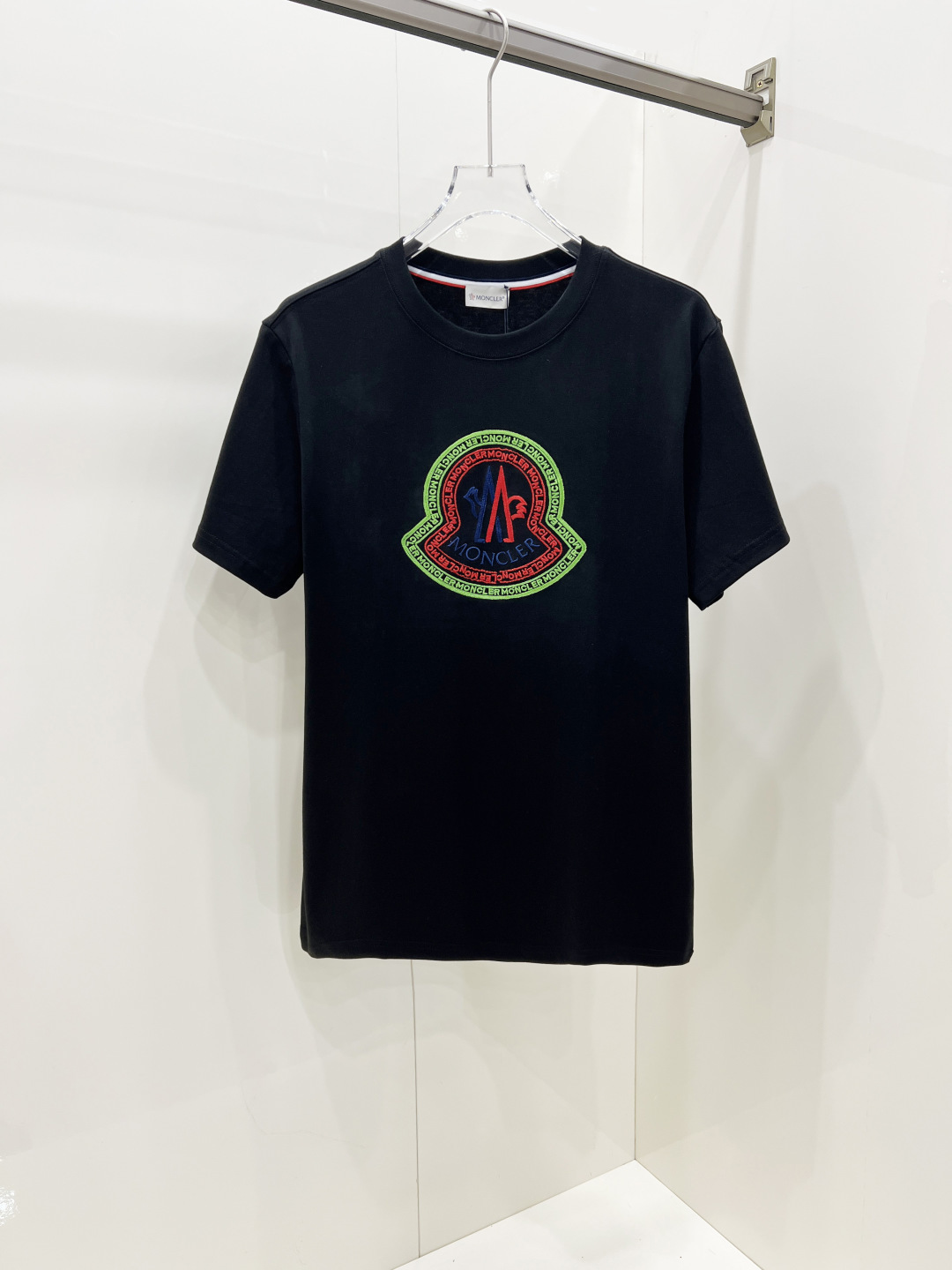 NO:445282,Moncler's cover-up spring and summer new short-sleeved T-shirt for men and women, the latest model is exclusively available on the entire network!  !  ~ It is classic and fashionable and versatile, who doesn’t like it? It will show the classic again. It is very pleasing to the eye and comes with a low luxury halo and recognition!  The traditional brand concept and modern advanced technology are perfectly combined. Coupled with the extremely modern and modern minimalist design, exclusive logo pattern design!  Customized 100% imported pure cotton fabric!  The texture of this model is quite touching, the specifications and grades are known with tentacles. The degree of delicateness and breathability are top-notch!   Size S-2XL, Moncler, T-shirt,tees, t-shirt,alexander wang19860909Moncler 蒙口 春夏新款男女同款短袖T恤,最新款全网独家首上！！~既经典有时尚百搭,谁不爱啊,将经典再次展现,非常的耐看,自带低奢光环与辨识度！传统的品牌理念和现代化的先进技术进行了完美结合.加上极其现代摩登风范的简约设计,专属logo图案设计！定制百分百进口纯棉面料！此款的质感相当感人 触手便知规格档次 细腻程度与透气效果堪称顶级！  尺码S-2XL,,Moncler,T-shirt,tees，t-shirt,alexander wang,Men's clothing