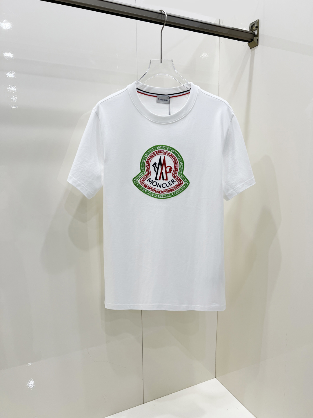 NO:445289,Moncler's cover-up spring and summer new short-sleeved T-shirt for men and women, the latest model is exclusively available on the entire network!  !  ~ It is classic and fashionable and versatile, who doesn’t like it? It will show the classic again. It is very pleasing to the eye and comes with a low luxury halo and recognition!  The traditional brand concept and modern advanced technology are perfectly combined. Coupled with the extremely modern and modern minimalist design, exclusive logo pattern design!  Customized 100% imported pure cotton fabric!  The texture of this model is quite touching, the specifications and grades are known with tentacles. The degree of delicateness and breathability are top-notch!   Size S-2XL, Moncler, T-shirt,tees, t-shirt,alexander wang19860909Moncler 蒙口 春夏新款男女同款短袖T恤,最新款全网独家首上！！~既经典有时尚百搭,谁不爱啊,将经典再次展现,非常的耐看,自带低奢光环与辨识度！传统的品牌理念和现代化的先进技术进行了完美结合.加上极其现代摩登风范的简约设计,专属logo图案设计！定制百分百进口纯棉面料！此款的质感相当感人 触手便知规格档次 细腻程度与透气效果堪称顶级！  尺码S-2XL,,Moncler,T-shirt,tees，t-shirt,alexander wang,Men's clothing