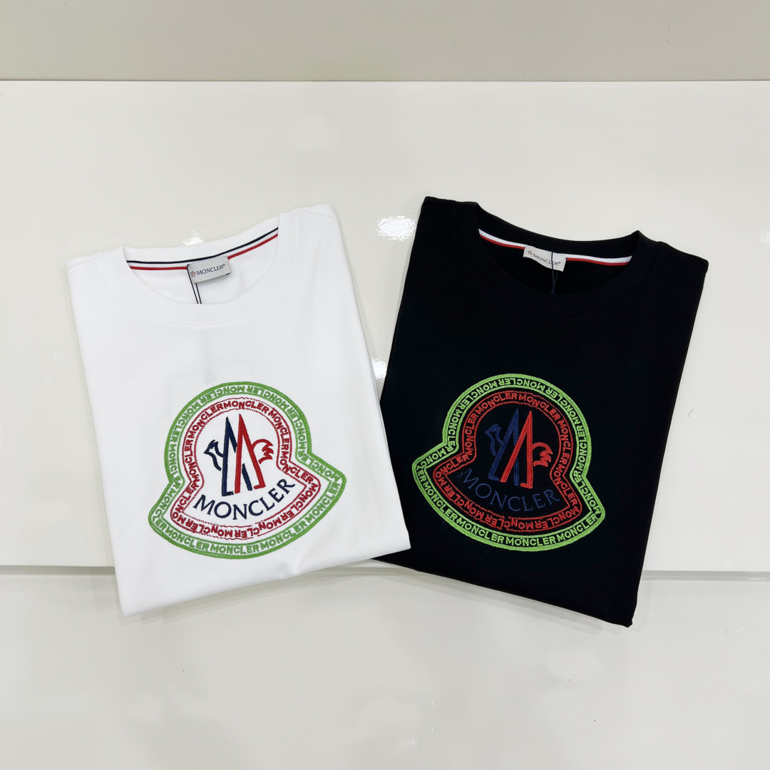 NO:453868,Moncler's cover-up spring and summer new short-sleeved T-shirt for men and women, the latest model is exclusively available on the entire network!  !  ~ It is classic and fashionable and versatile, who doesn’t like it? It will show the classic again. It is very pleasing to the eye and comes with a low luxury halo and recognition!  The traditional brand concept and modern advanced technology are perfectly combined. Coupled with the extremely modern and modern minimalist design, exclusive logo pattern design!  Customized 100% imported pure cotton fabric!  The texture of this model is quite touching, the specifications and grades are known with tentacles. The degree of delicateness and breathability are top-notch!   Size S-2XL, Moncler, T-shirt,tees, t-shirt,alexander wang19860909Moncler 蒙口 春夏新款男女同款短袖T恤,最新款全网独家首上！！~既经典有时尚百搭,谁不爱啊,将经典再次展现,非常的耐看,自带低奢光环与辨识度！传统的品牌理念和现代化的先进技术进行了完美结合.加上极其现代摩登风范的简约设计,专属logo图案设计！定制百分百进口纯棉面料！此款的质感相当感人 触手便知规格档次 细腻程度与透气效果堪称顶级！  尺码S-2XL,,Moncler,T-shirt,tees，t-shirt,alexander wang,Men's clothing